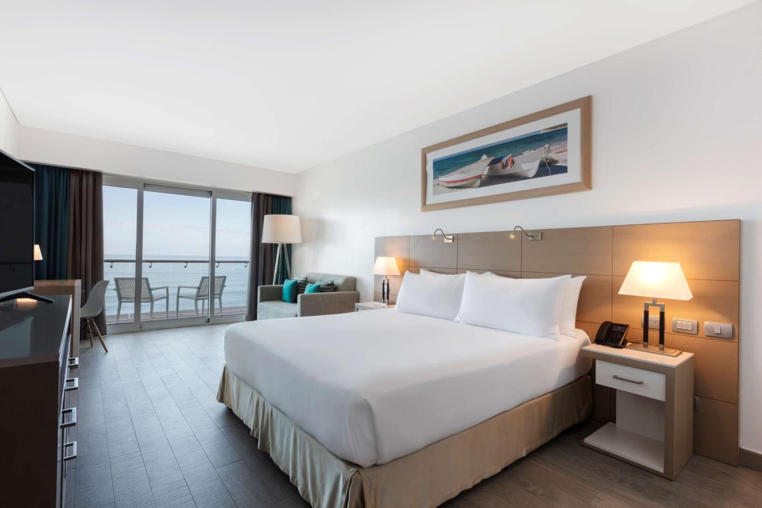 Suite Junior con vista al mar y cama Queen con balcón.