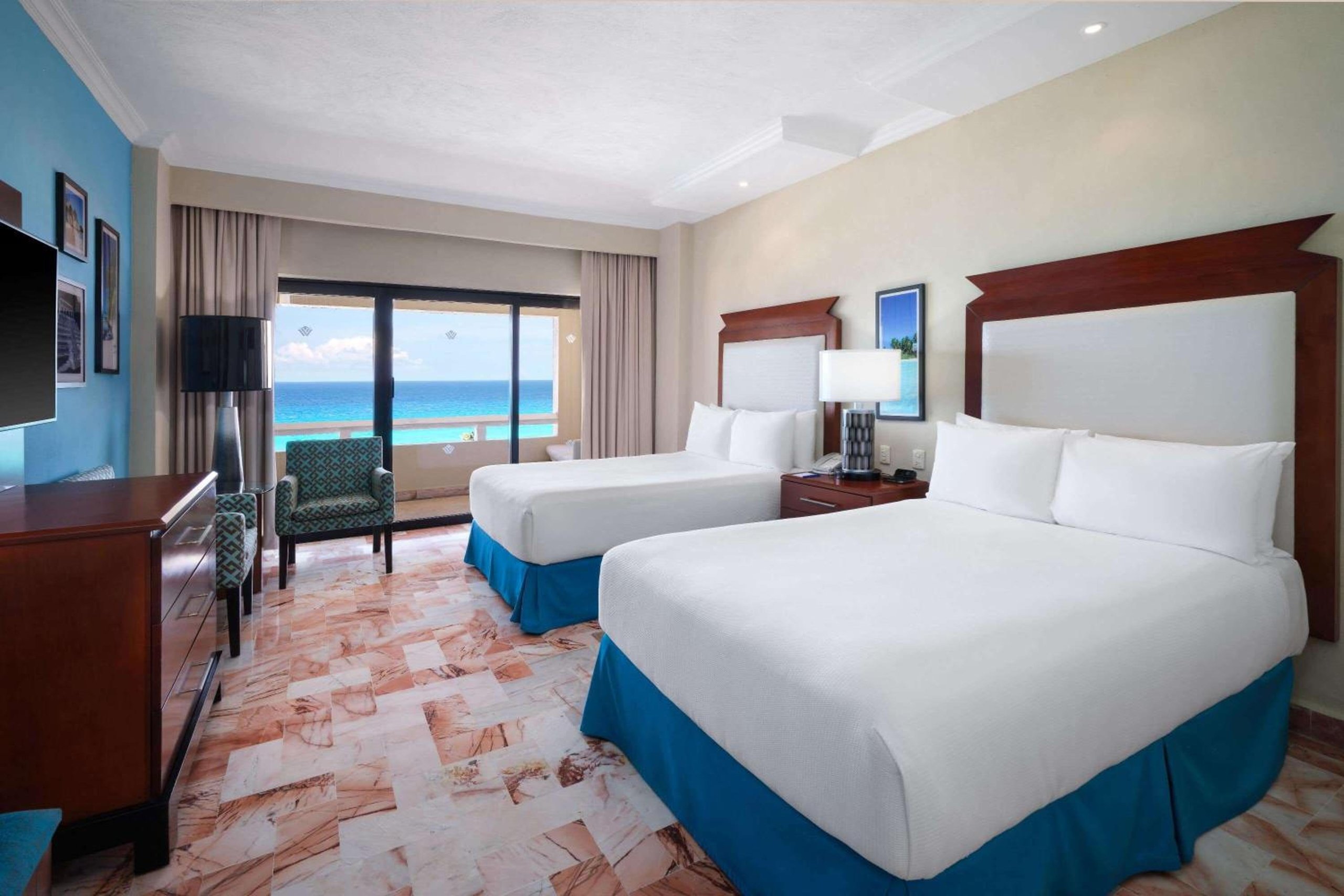 Habitación Doble Superior con Vista a la Piscina, No Fumadores