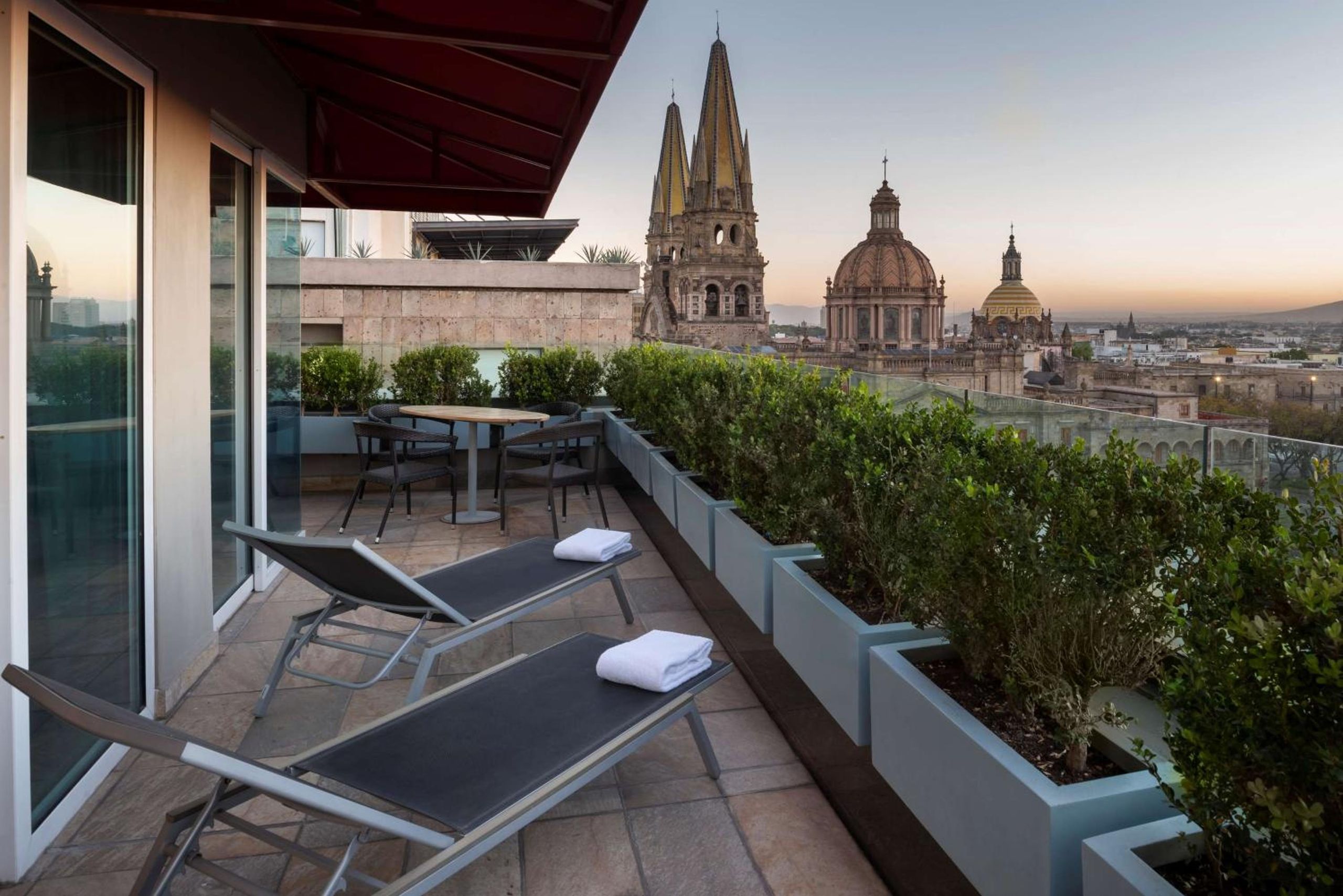 Suite de una habitación con cama King y terraza — 7