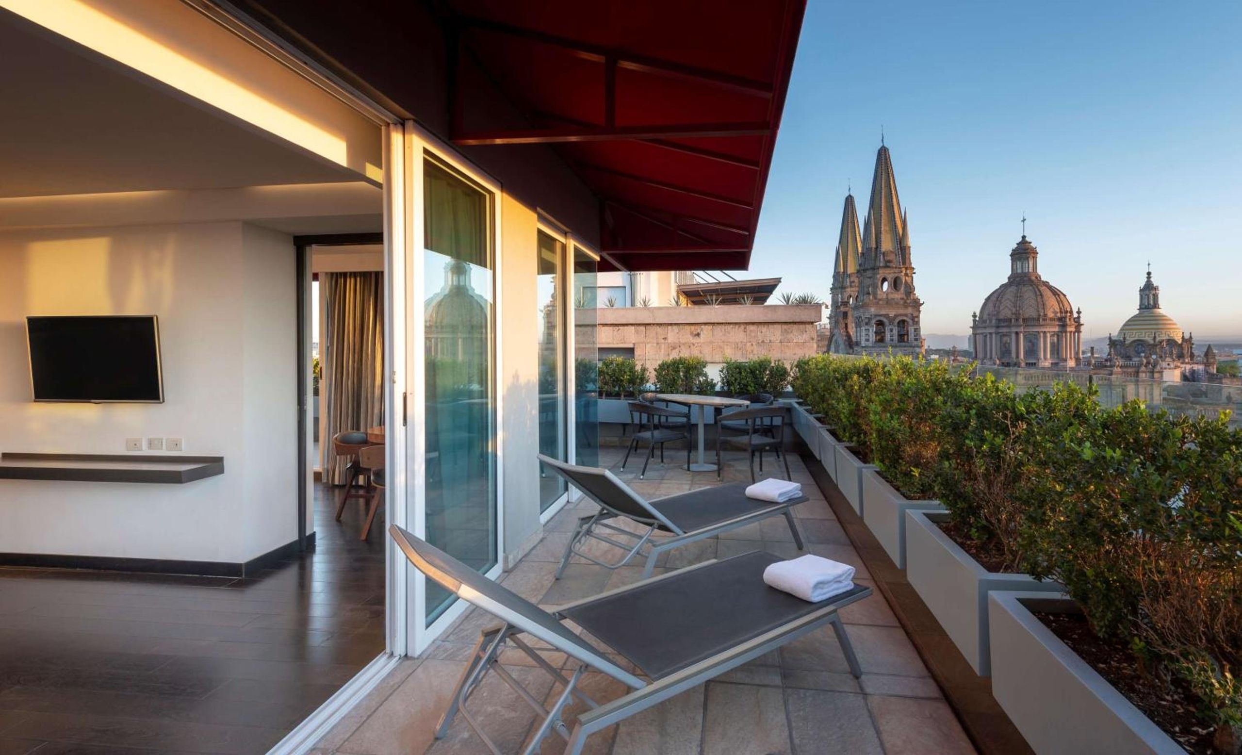 Suite de una habitación con cama King y terraza — 2