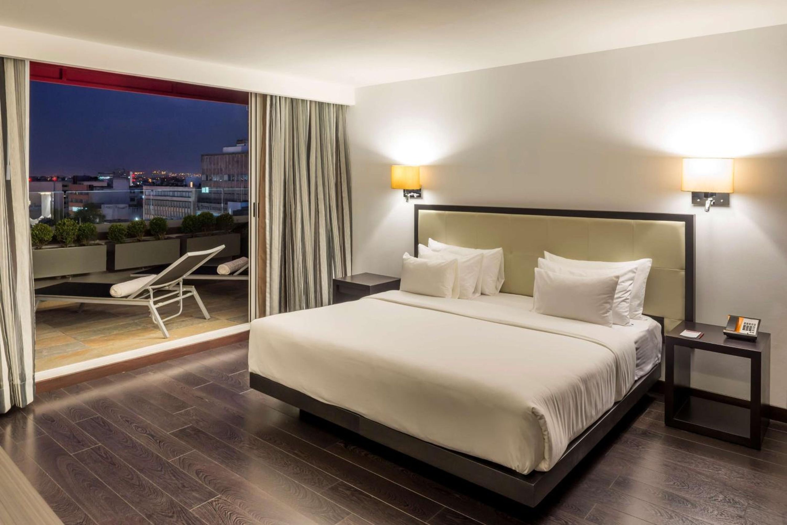 Suite de una habitación con cama King y terraza — 5