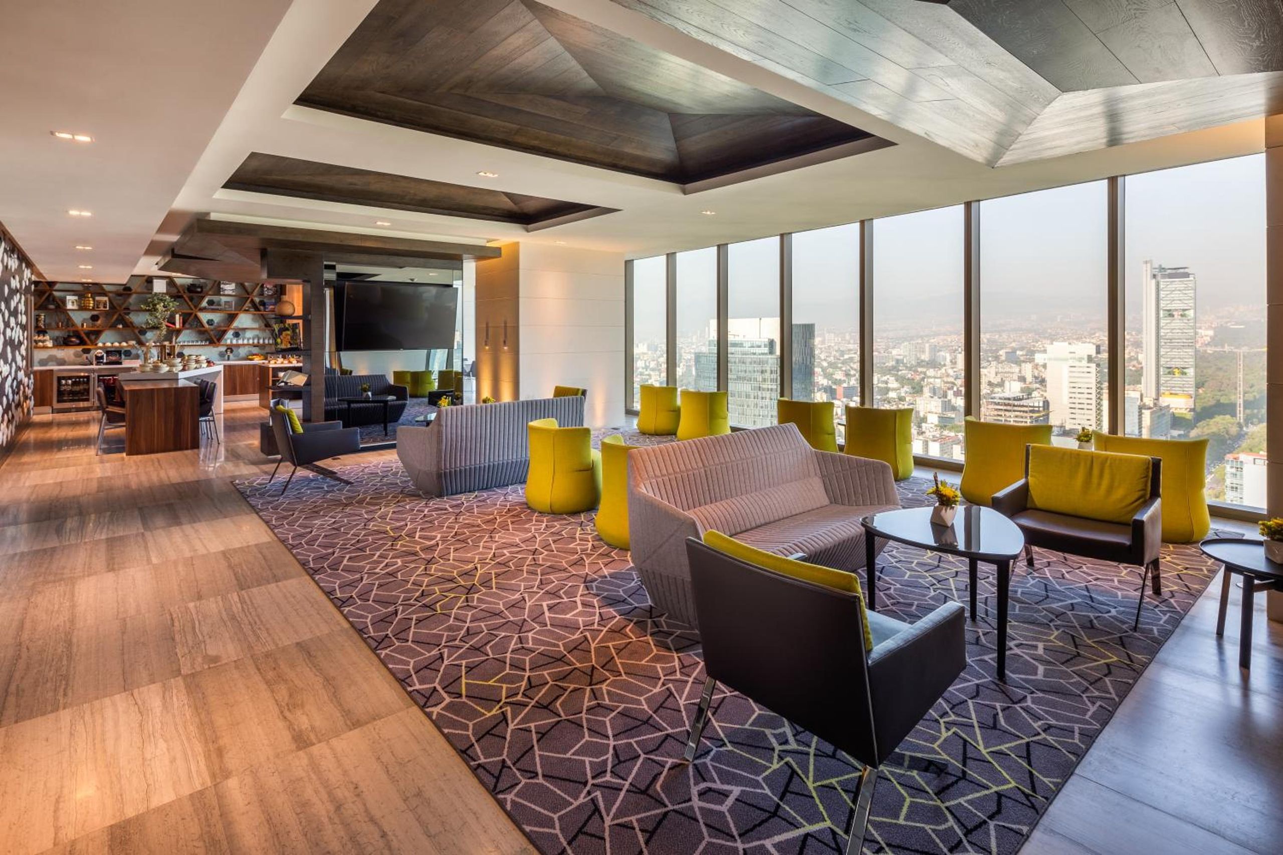 Habitación Superior con cama King y acceso al Club Millésime con vistas al horizonte. — 2