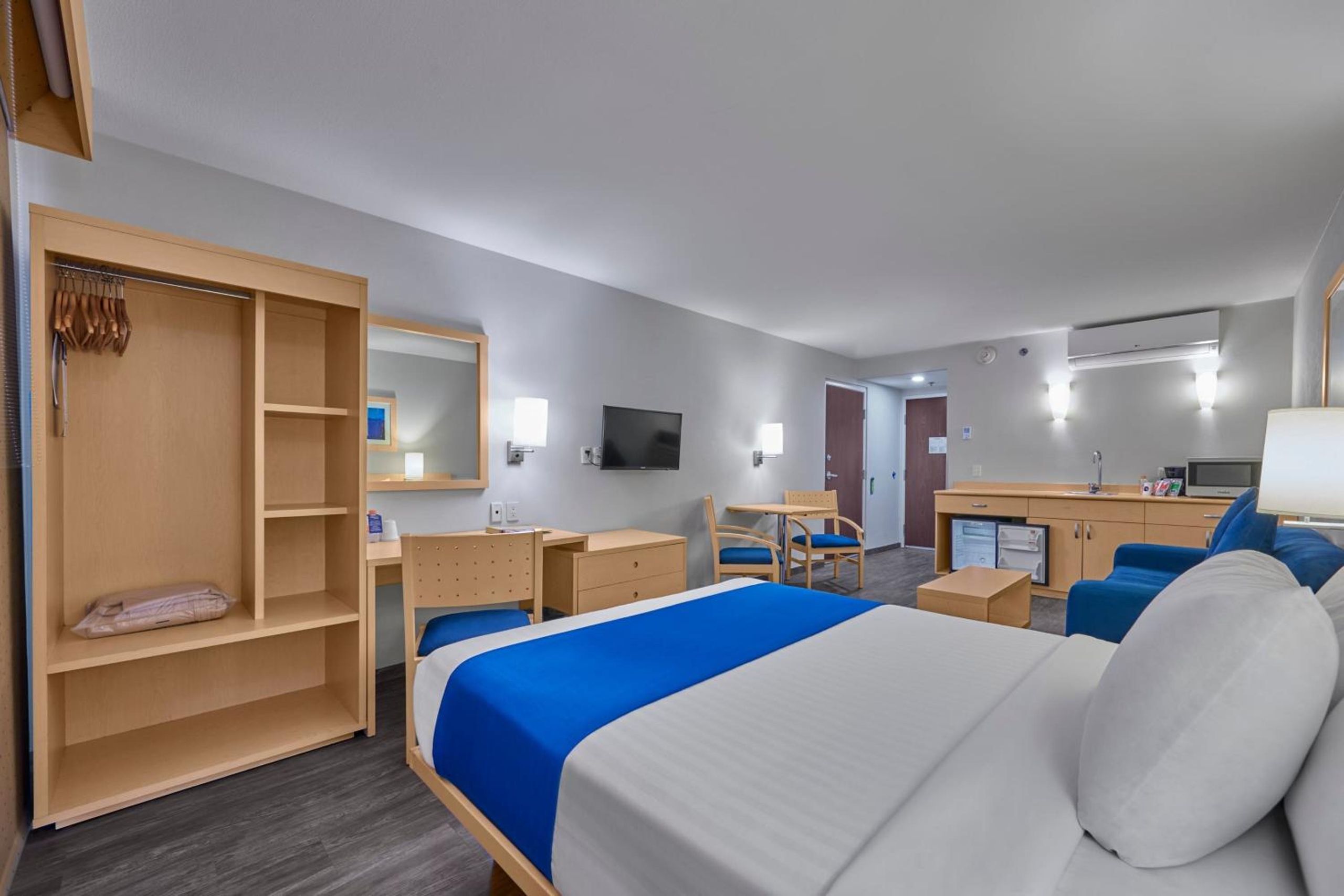 Suite Reina con Sofá Cama — 4