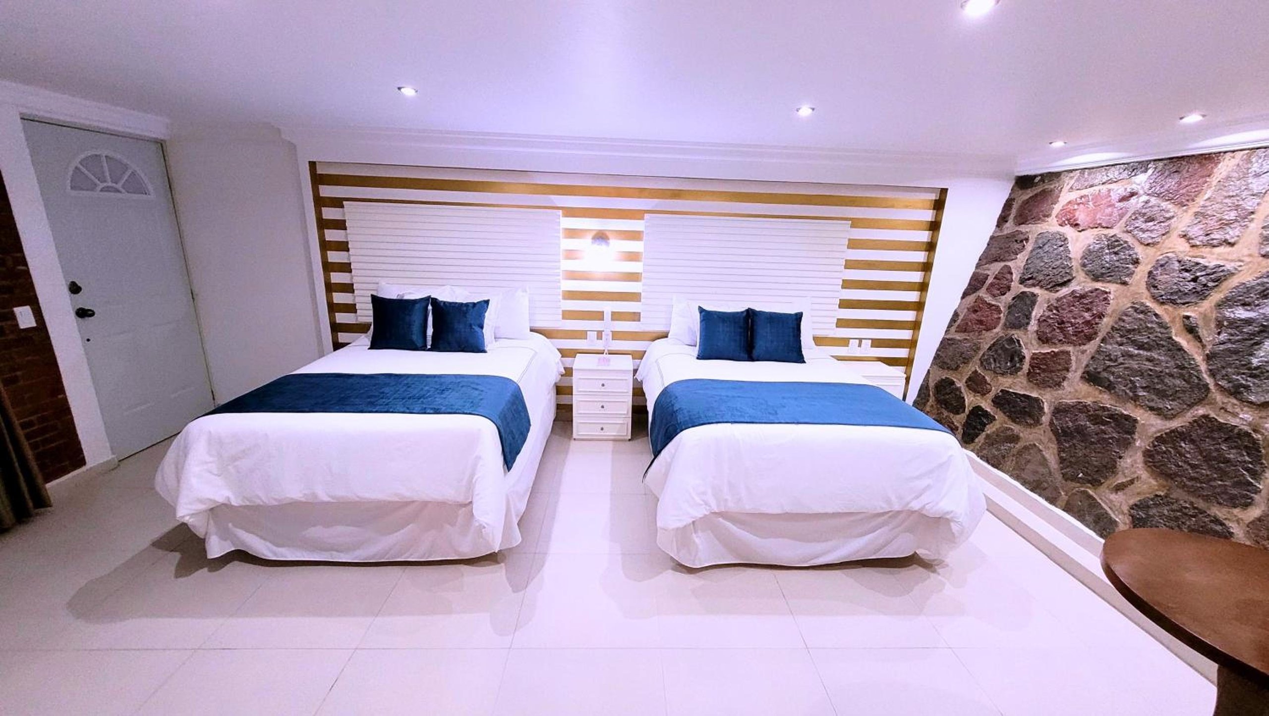 Habitación Doble con Dos Camas Dobles — 8