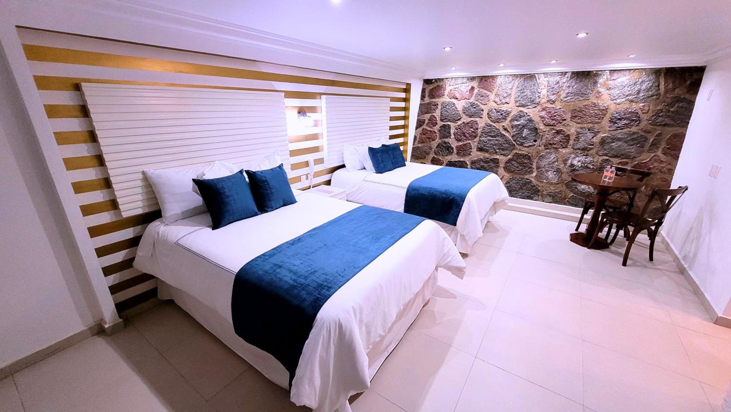 Habitación Doble con Dos Camas Dobles — 7