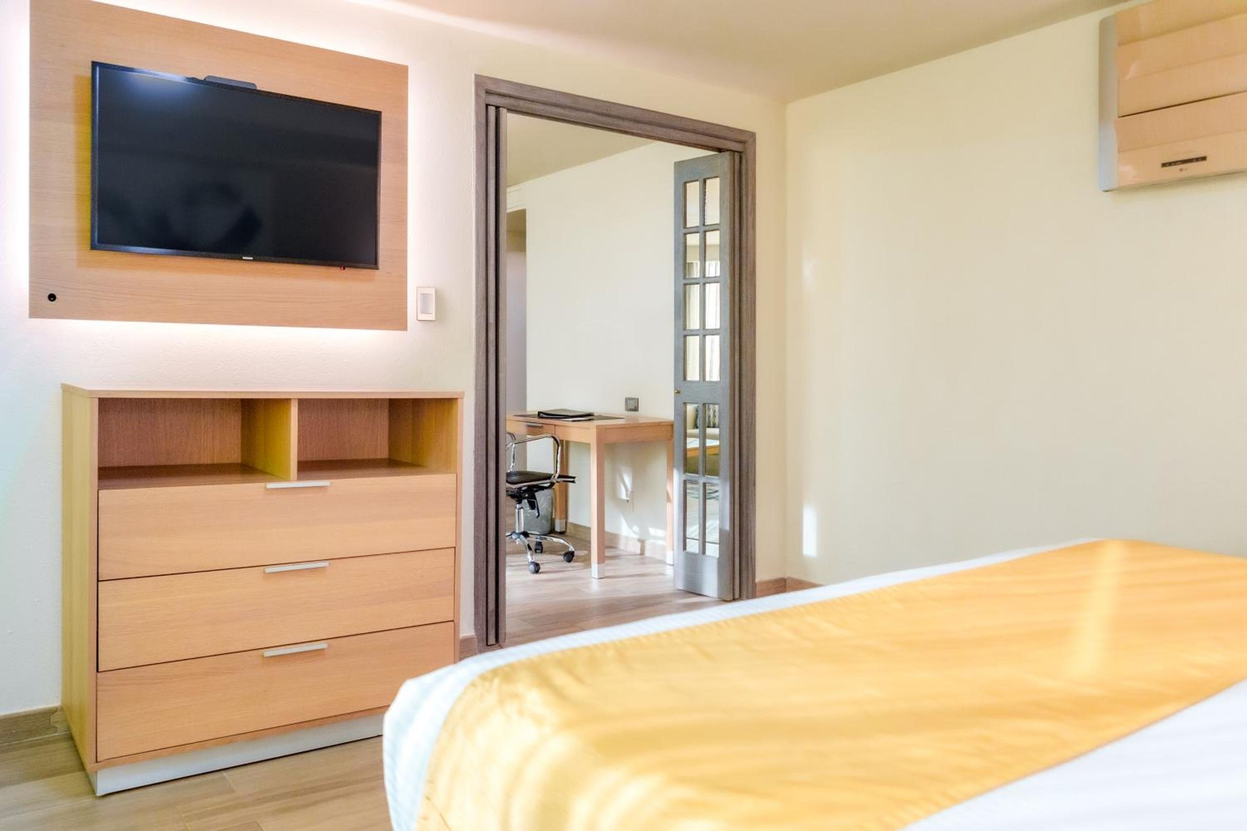 Suite King con Sofá Cama - No Fumar — 4
