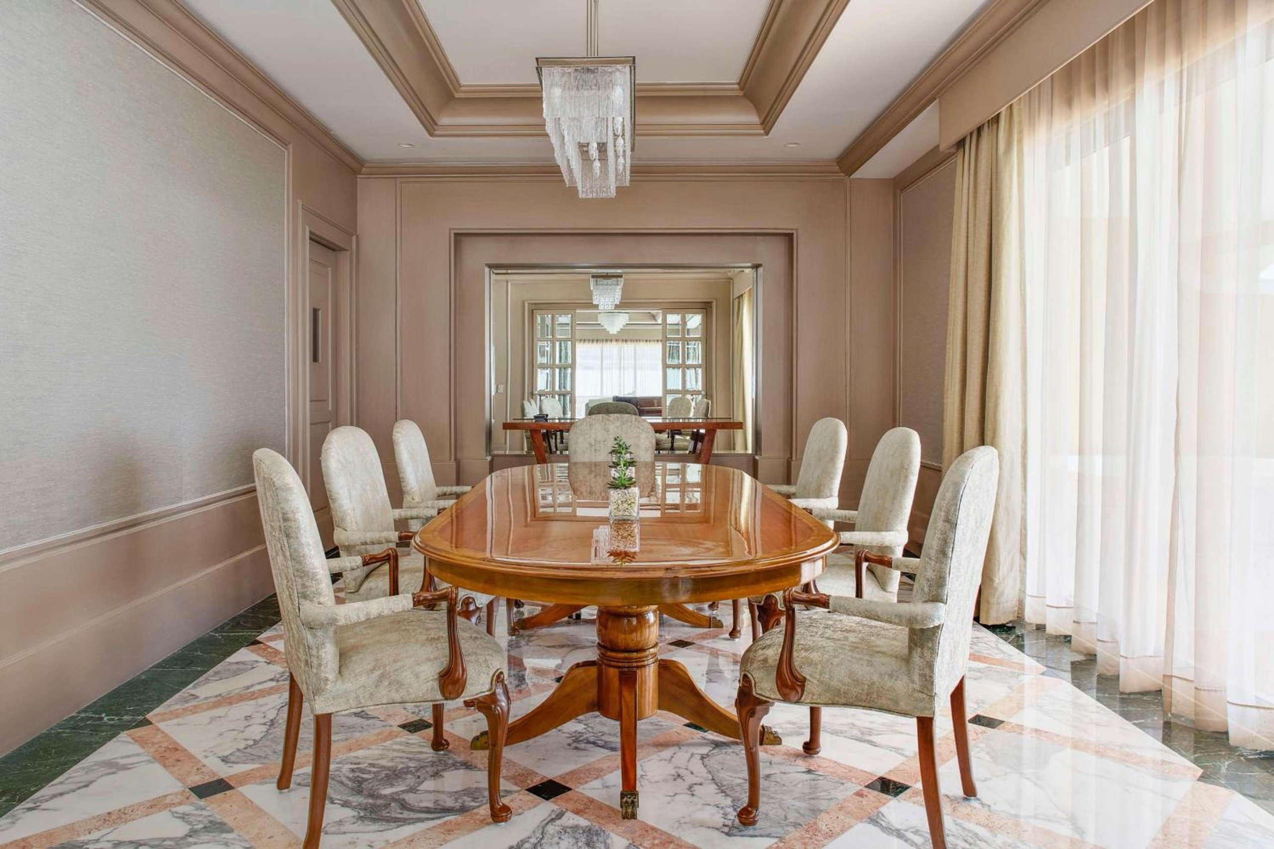 La Suite Presidencial — 5