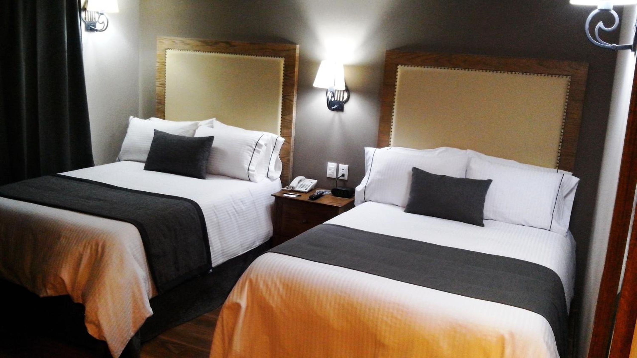 Habitación Doble Deluxe con Dos Camas Dobles