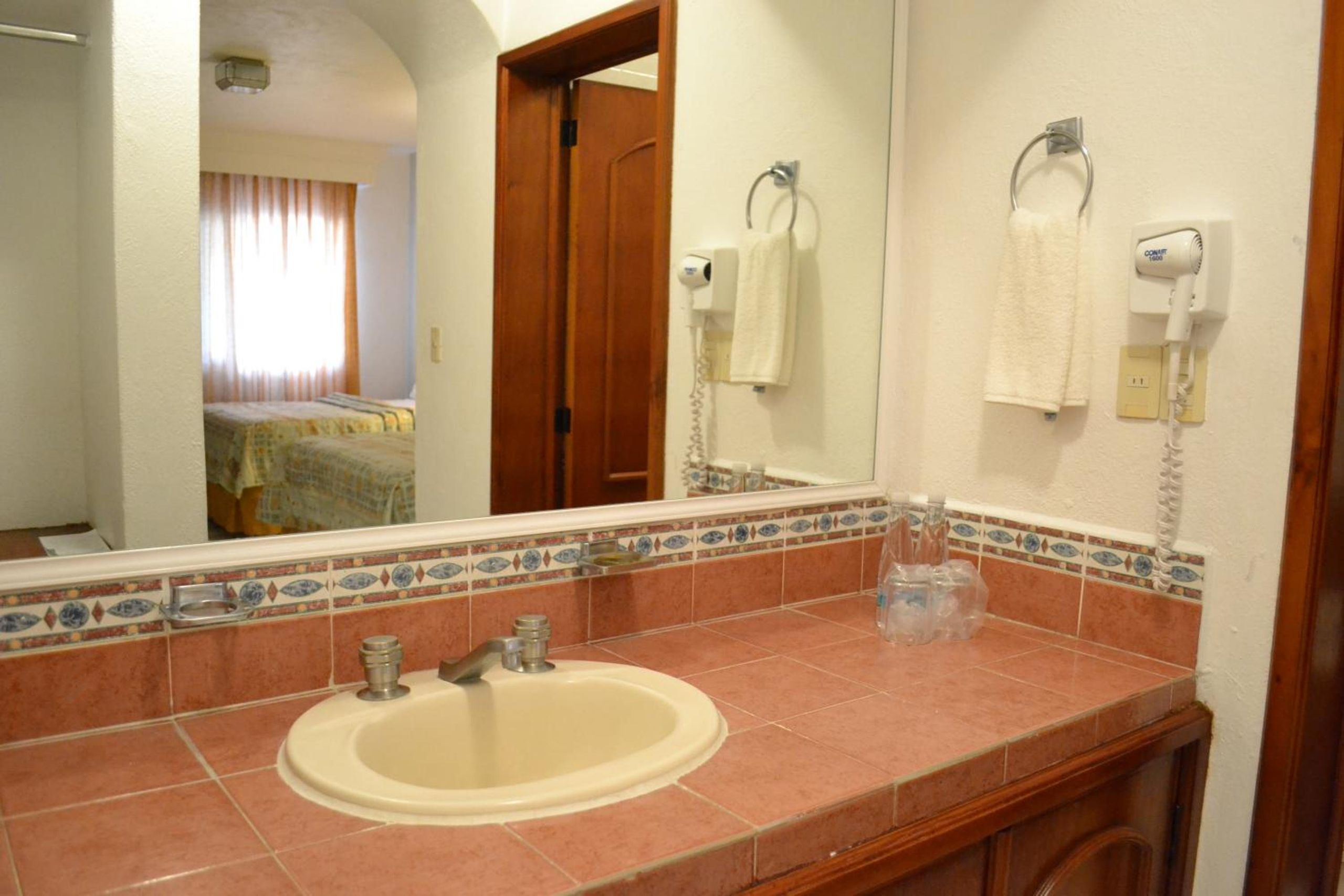 Habitación Estándar con Dos Camas Individuales — 7