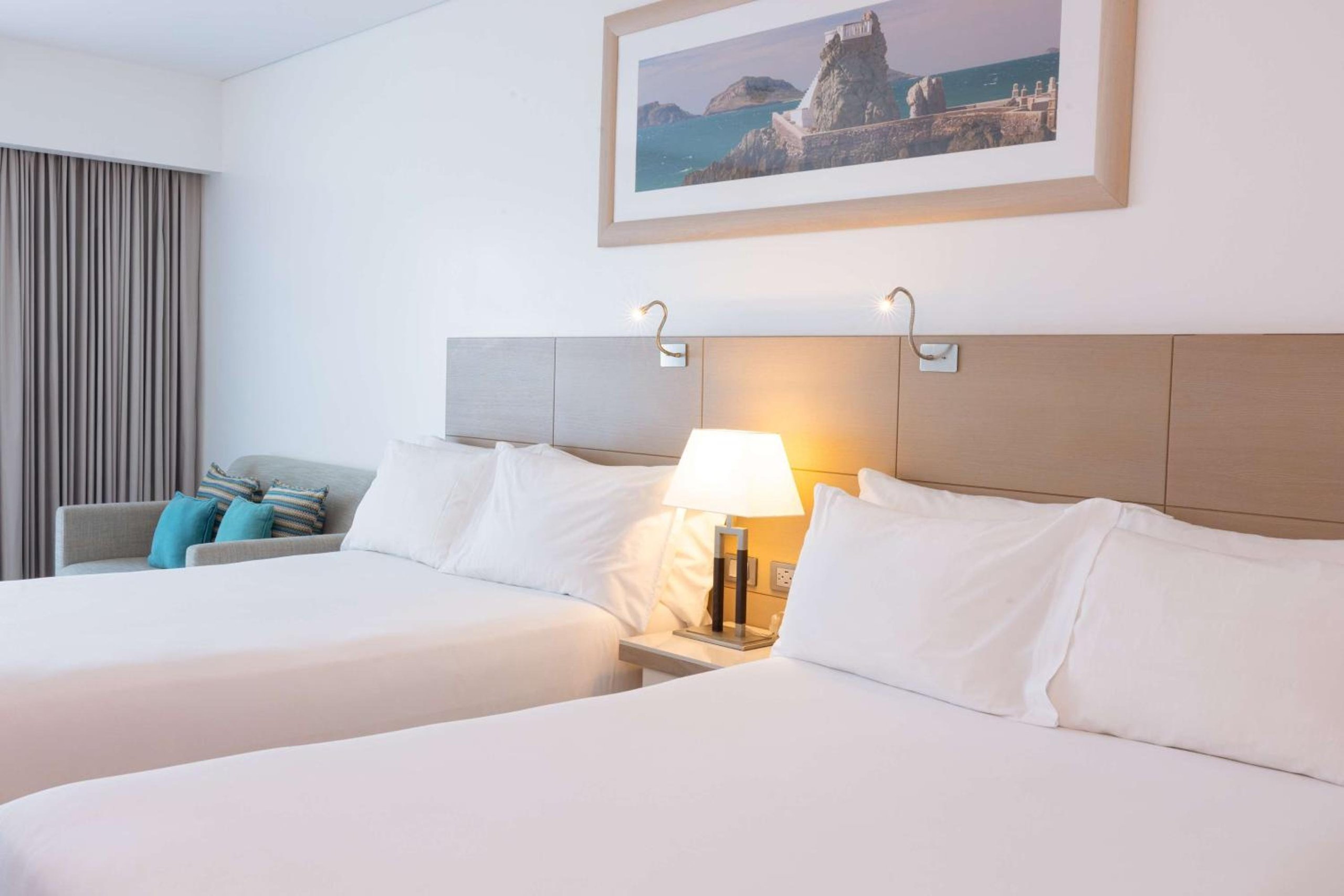 Habitación Doble Deluxe con Dos Camas Dobles y Vista a la Ciudad — 4