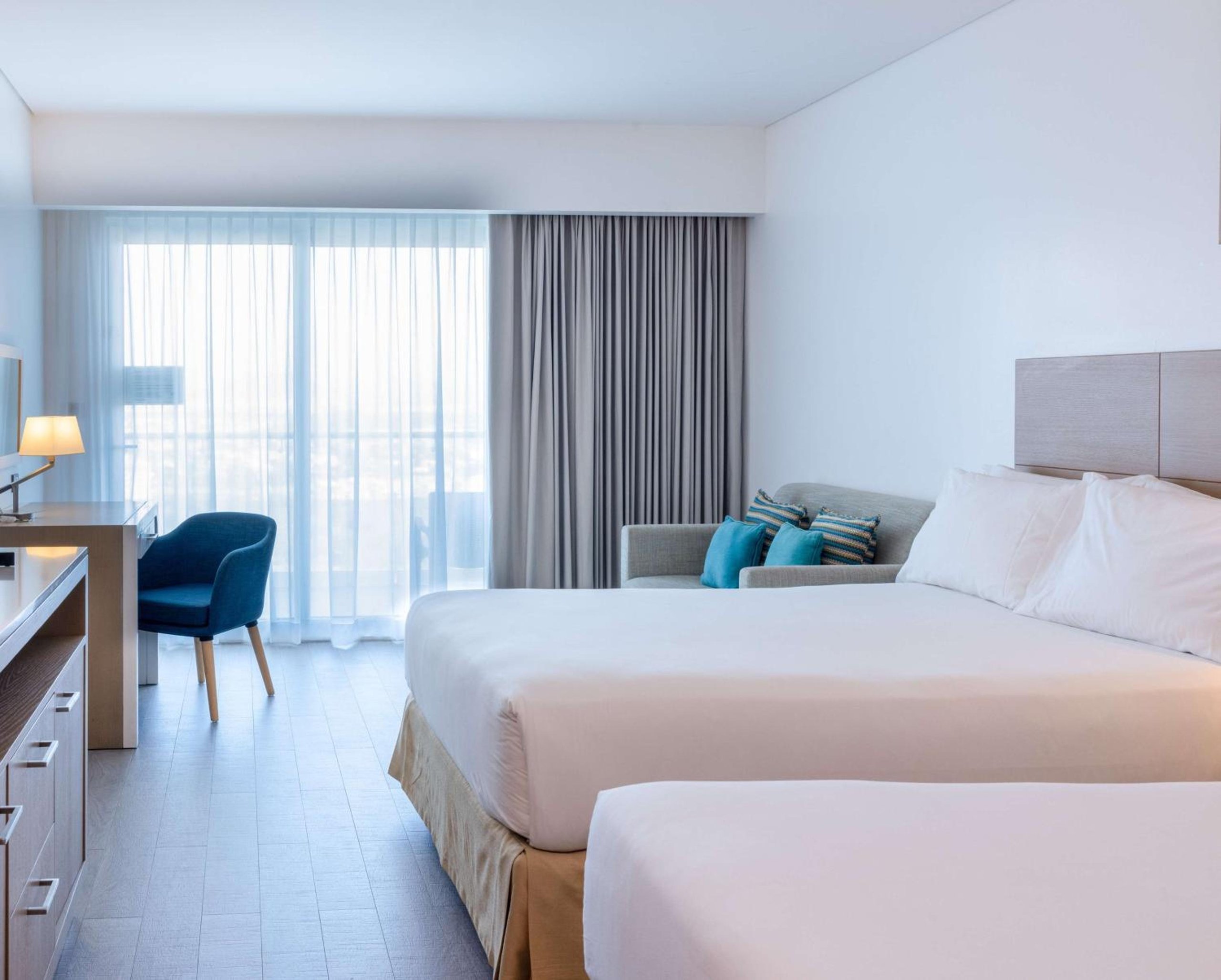 Habitación Doble Deluxe con Dos Camas Dobles y Vista a la Ciudad — 6
