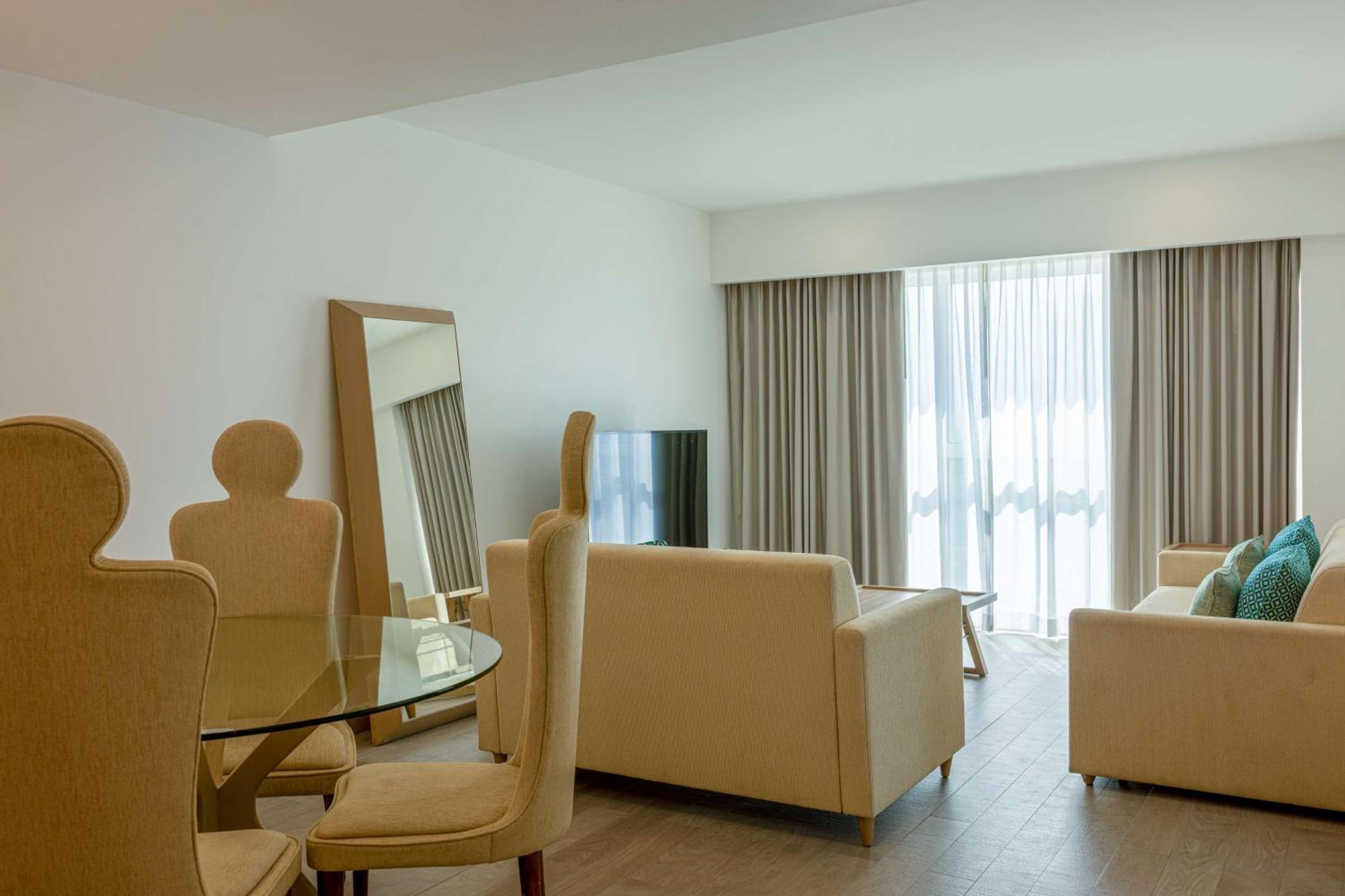 Suite de una habitación con cama Queen y sofá cama — 7