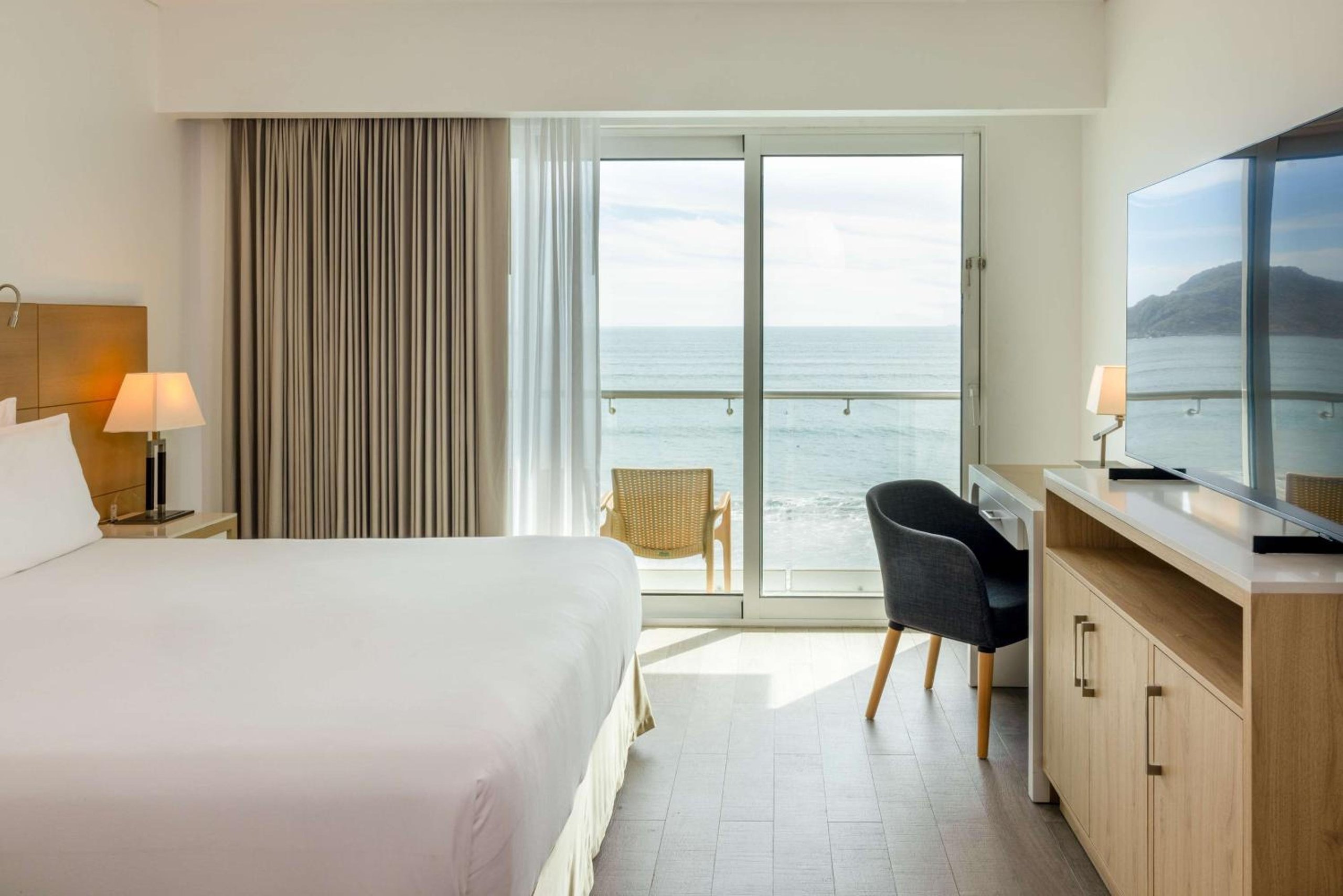 Suite Junior con vista al mar y cama Queen con balcón. — 8