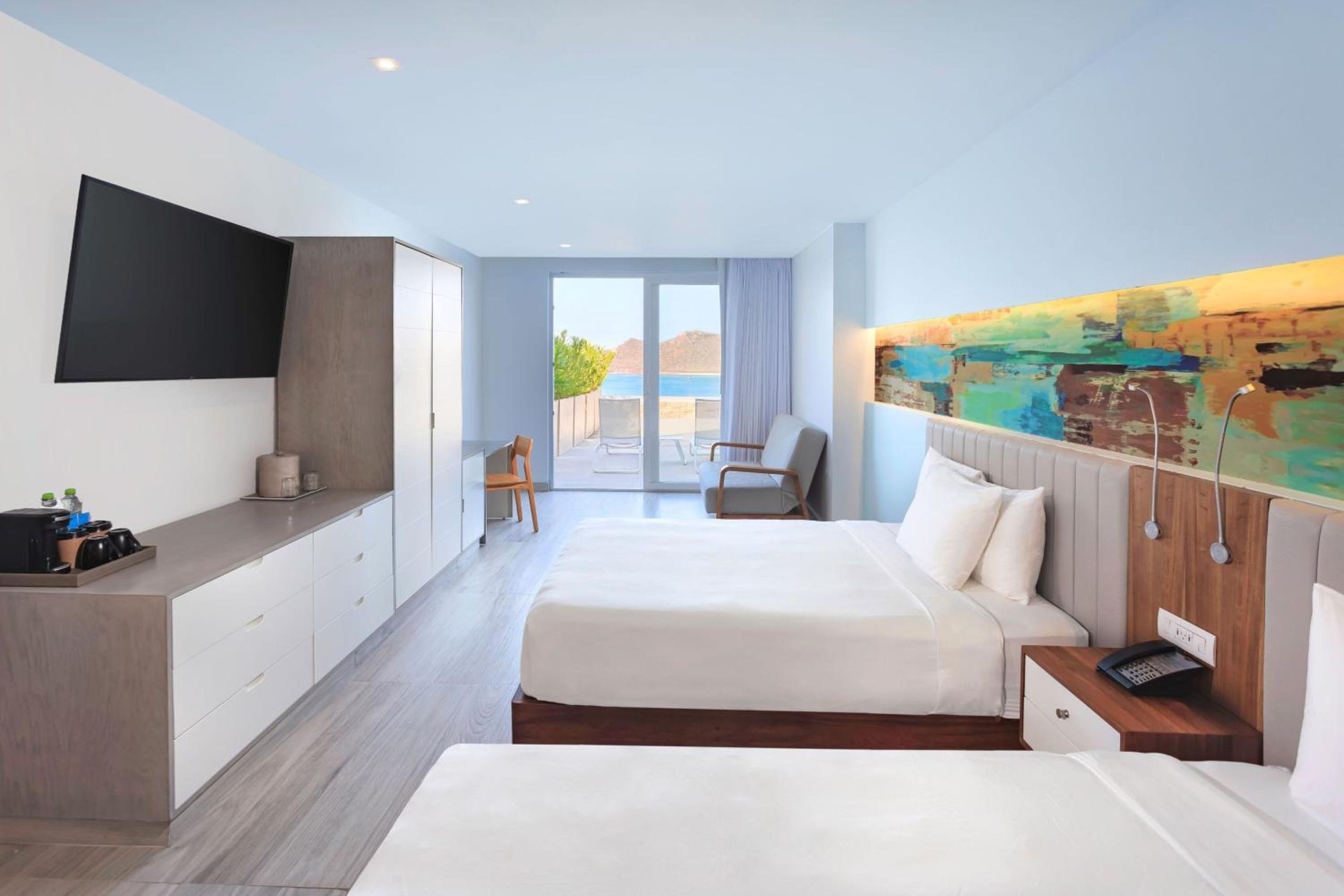 Habitación Deluxe Queen con Dos Camas Queen, Terraza y Vista al Océano — 2