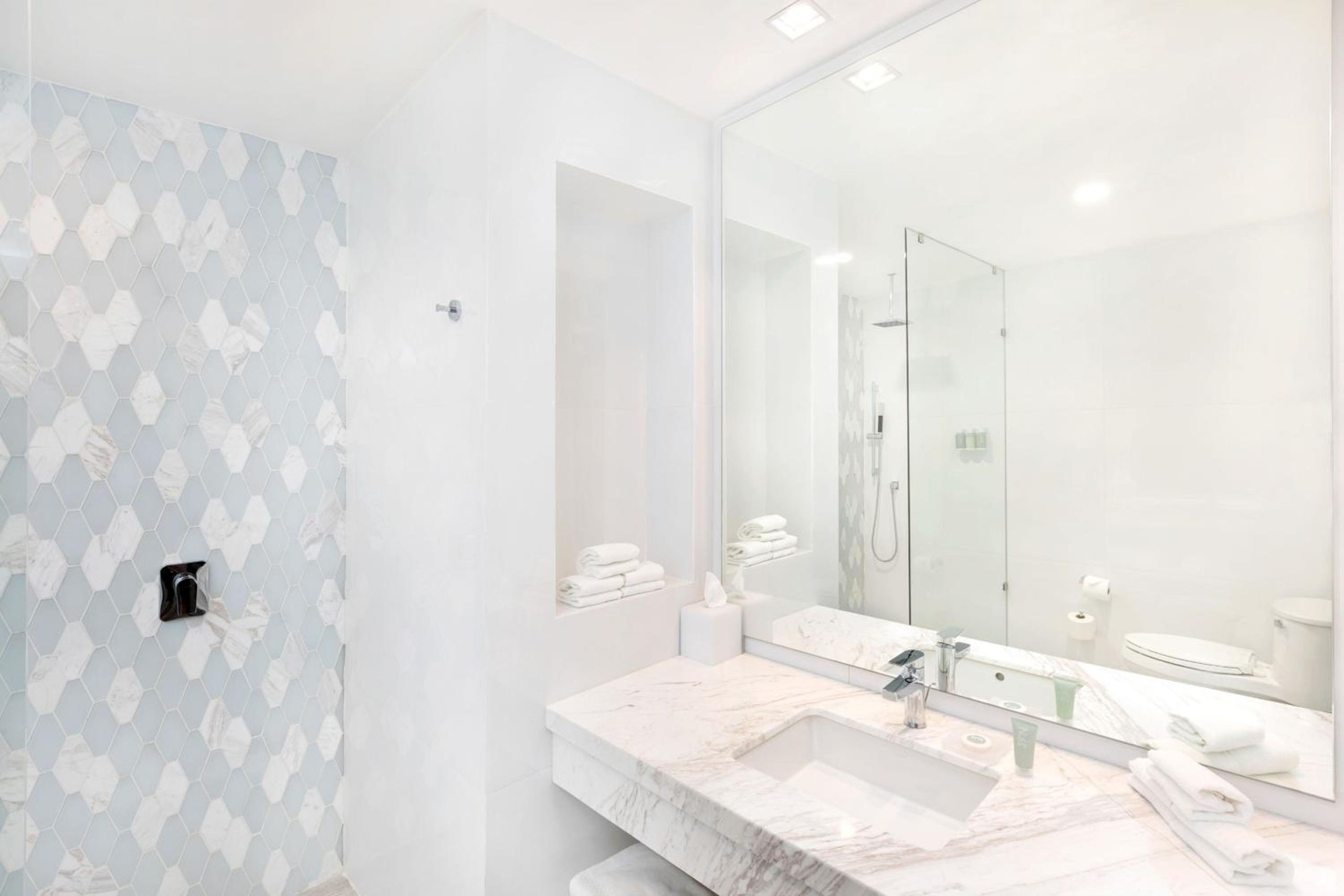 Habitación Deluxe King con Balcón y Vista al Mar — 4