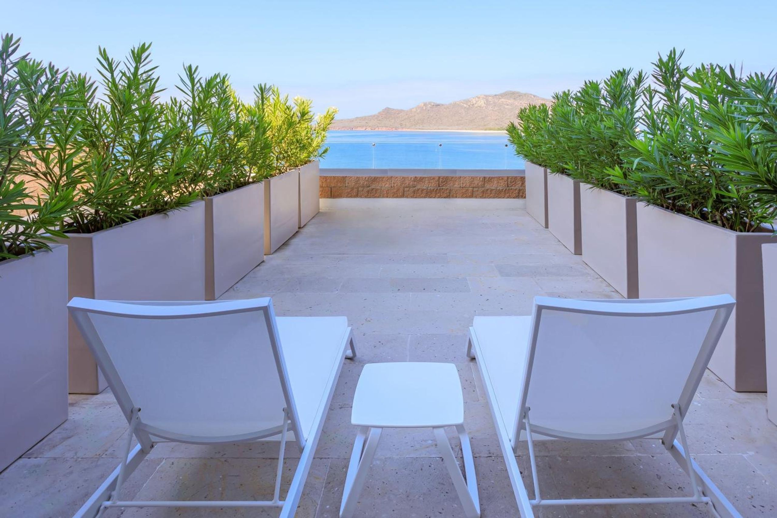 Suite de una habitación con cama King-size, balcón y vista al mar — 4