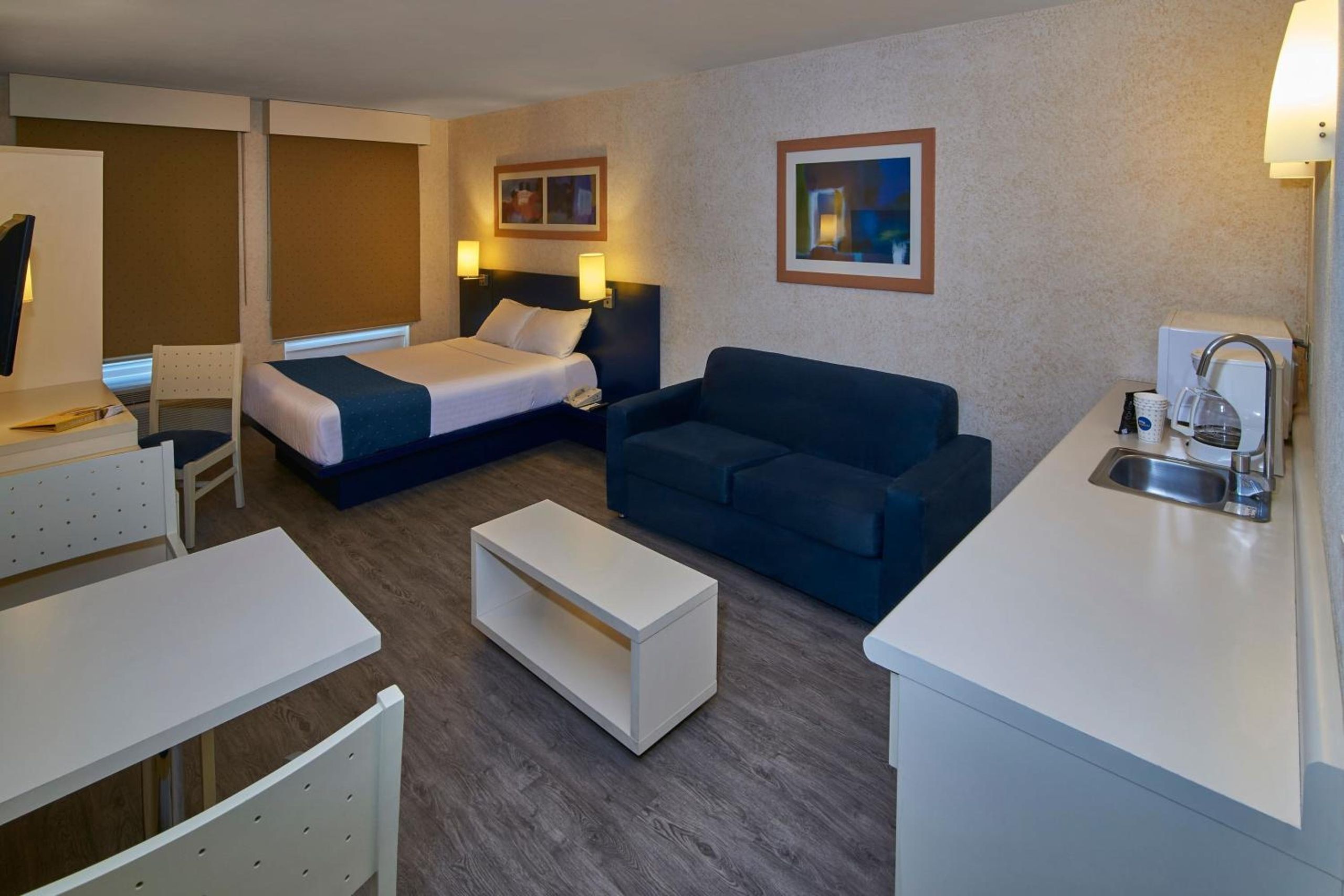 Suite Reina con Sofá Cama — 2