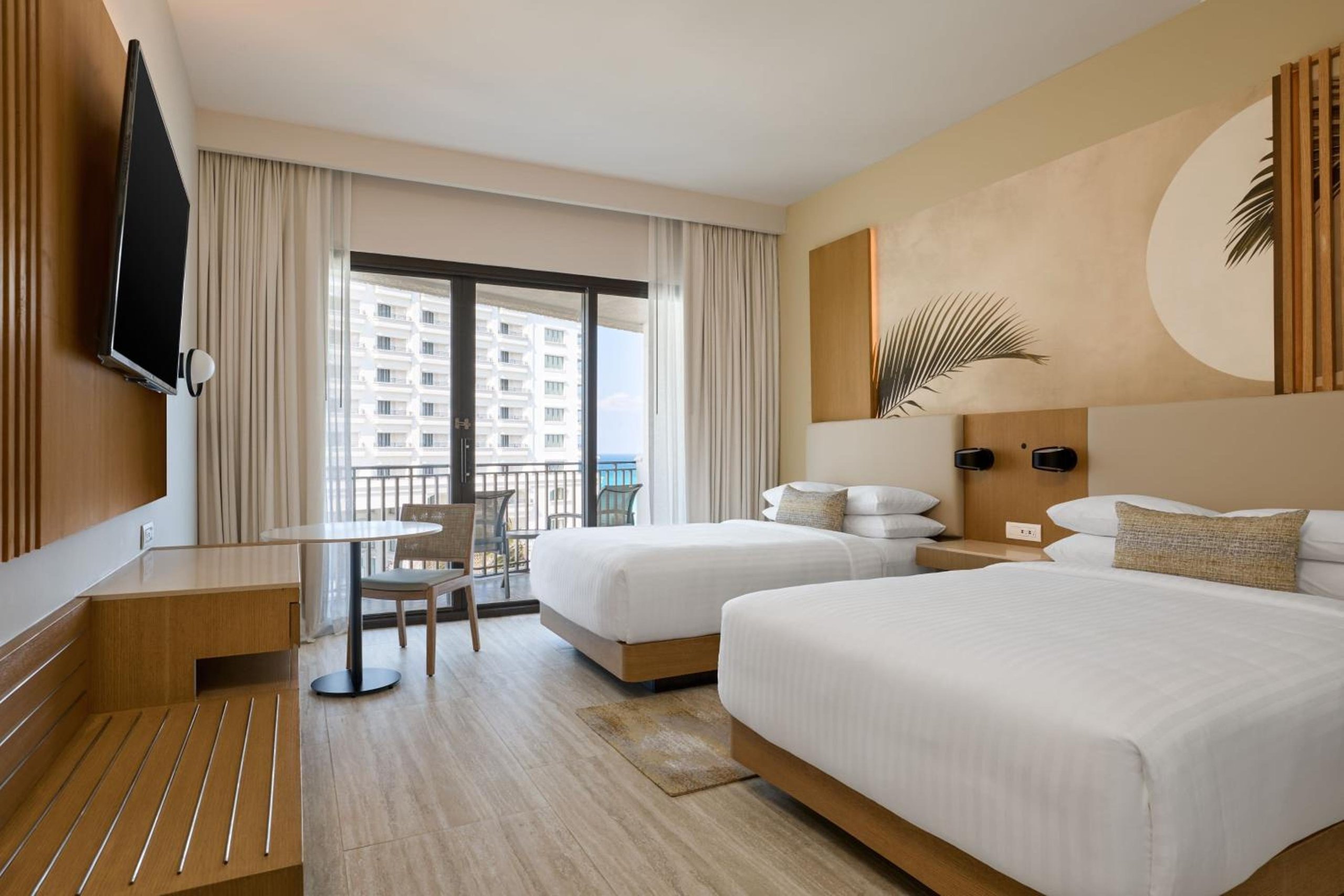 Habitación con vista parcial al mar.