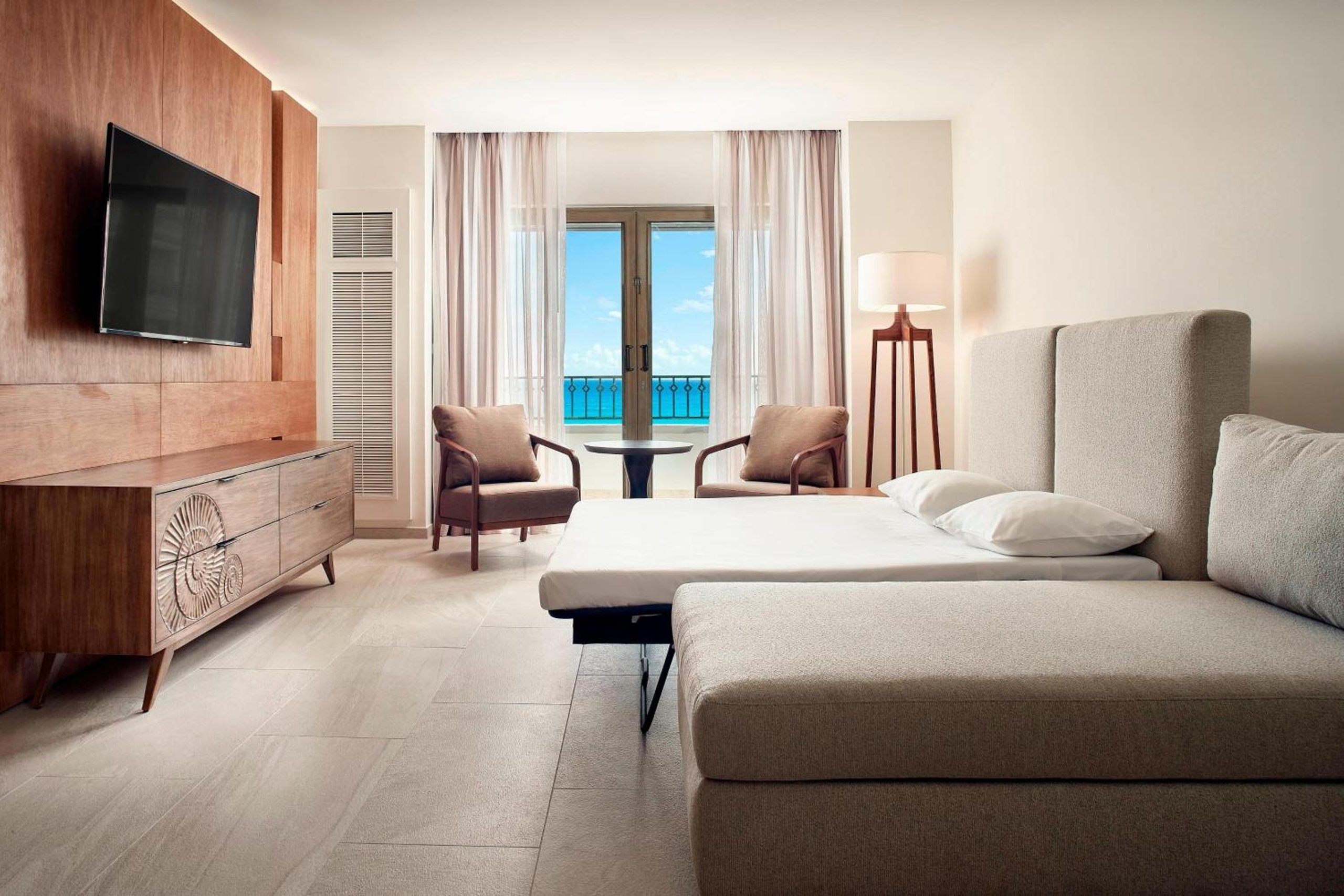 Suite de un dormitorio con cama King, sofá cama y balcón — 8