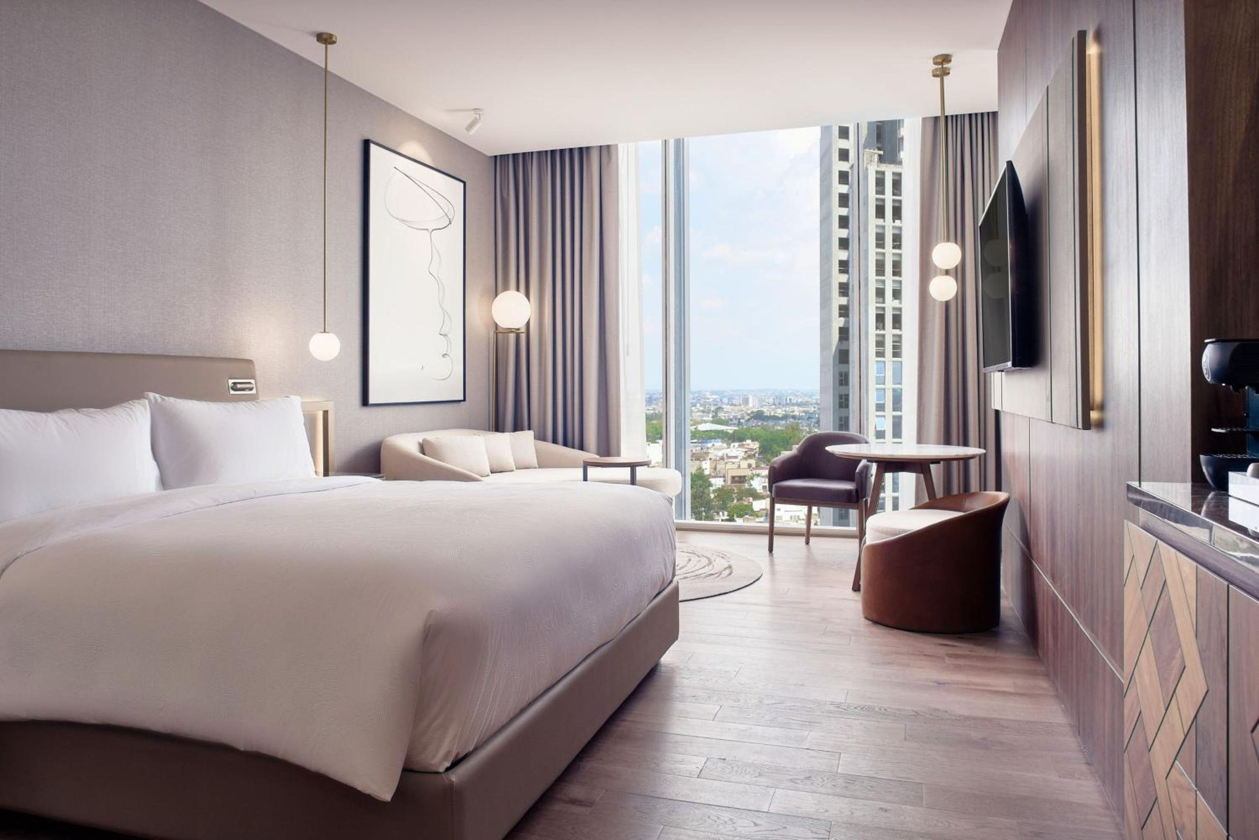 Habitación de lujo para huéspedes con 1 cama king, vista a la ciudad — 5