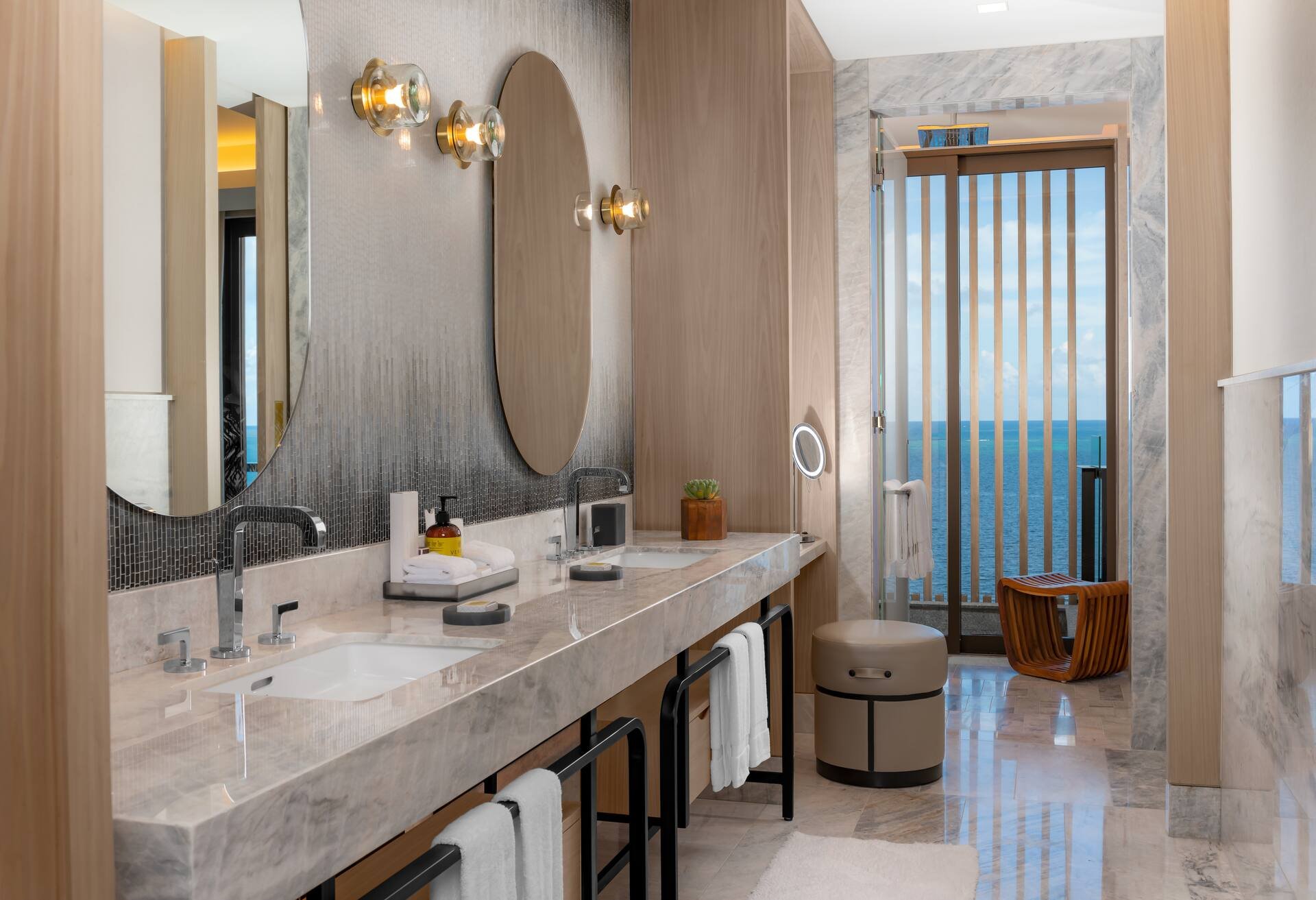 Deluxe Ocean Front Suite con cama King — 3