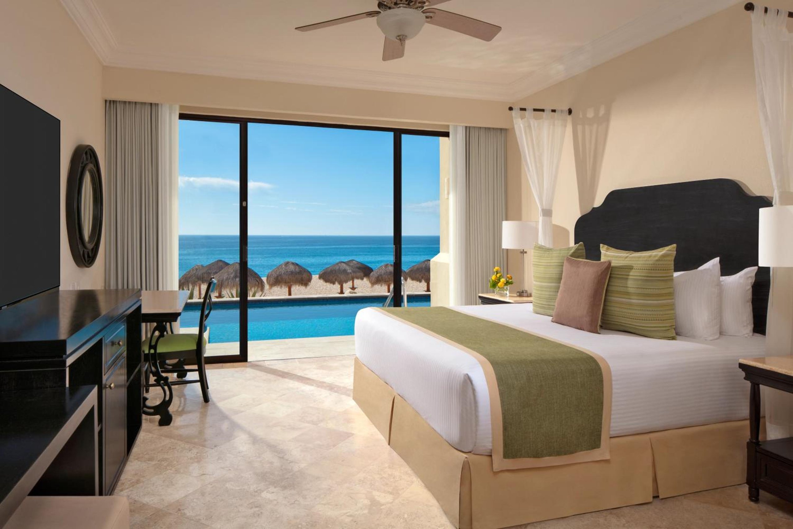 Preferred Club One Bedroom Suite Ocean Front Swim Out King — 4