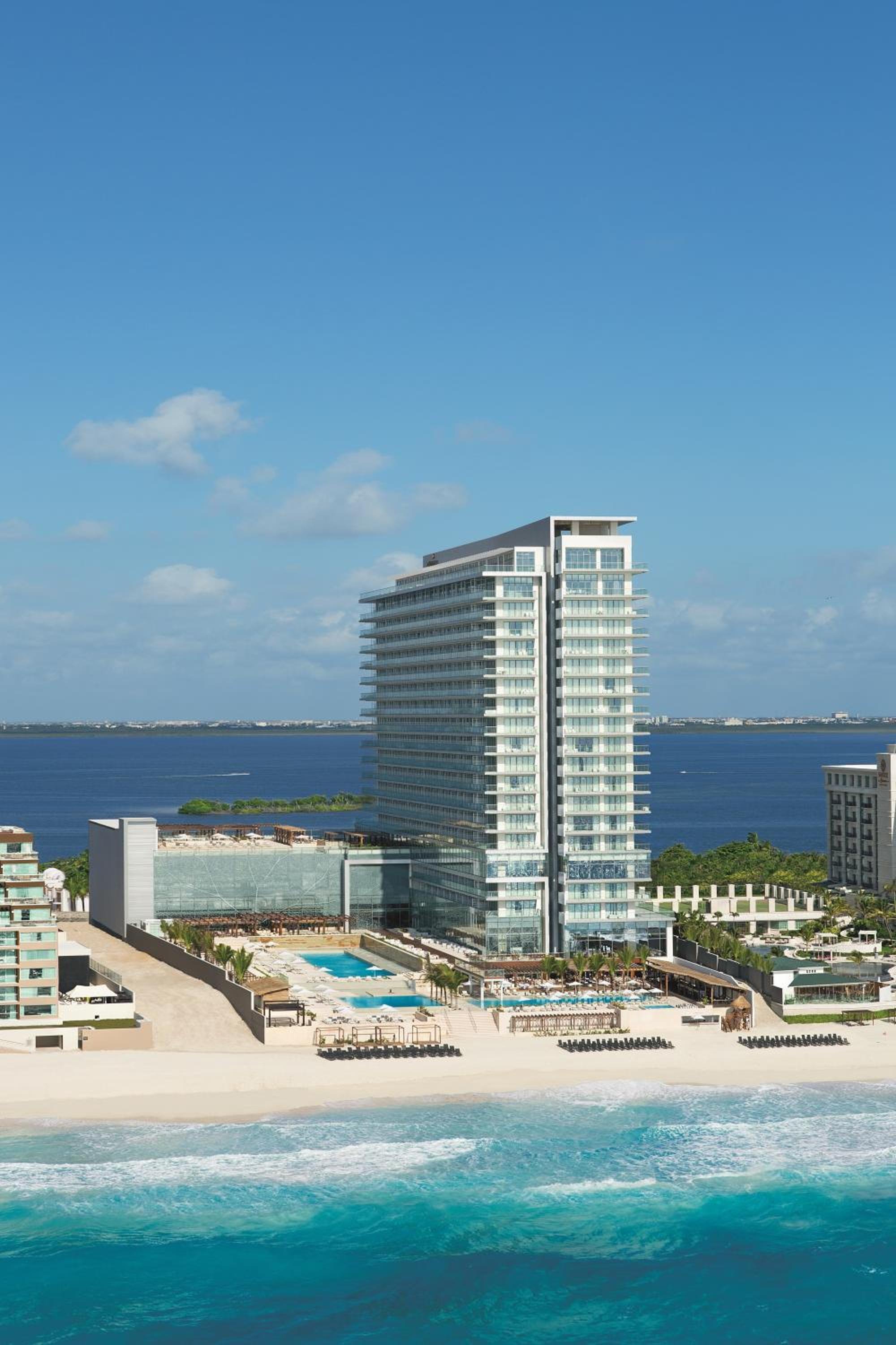 Doble Deluxe con Vista Parcial al Mar. — 2