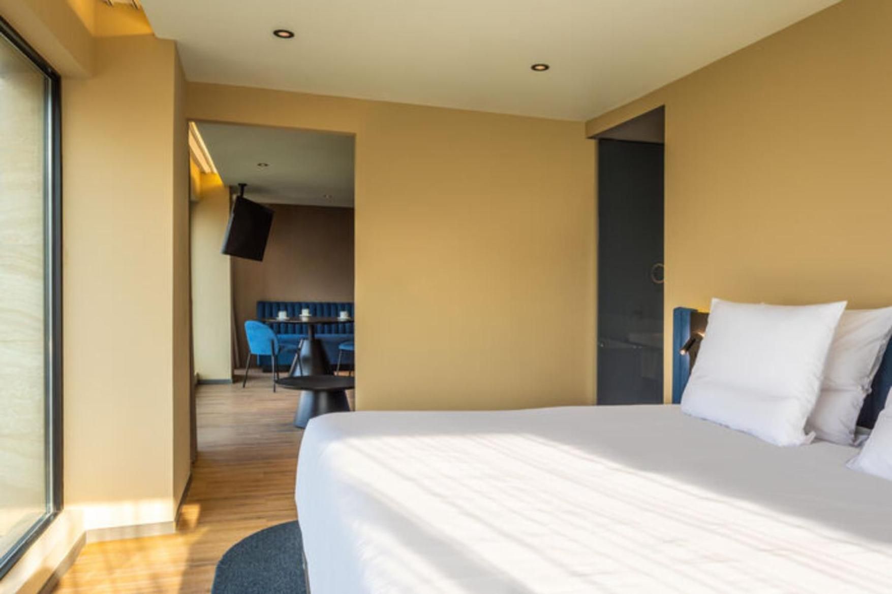 Executive Suite One King — 3