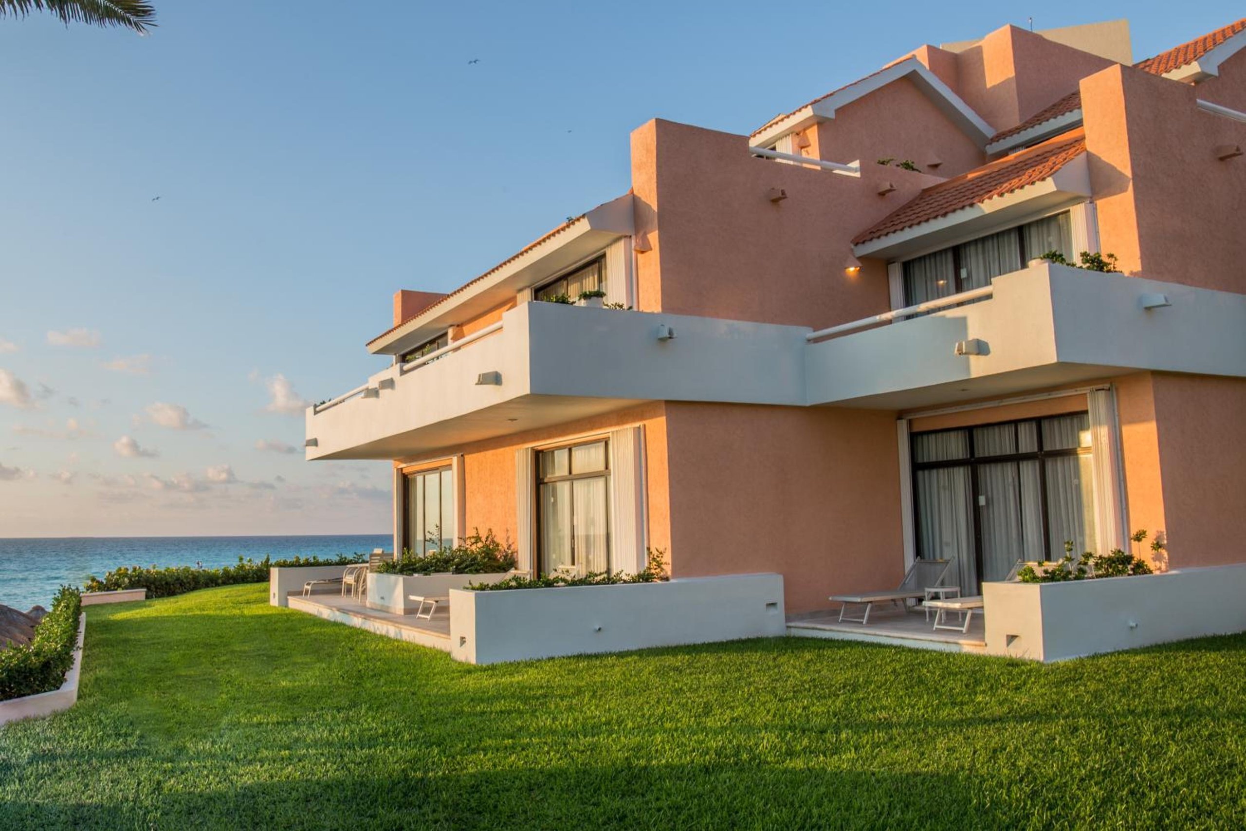 Villa de tres habitaciones con dos camas King, dos camas dobles y balcón, para no fumadores. — 2