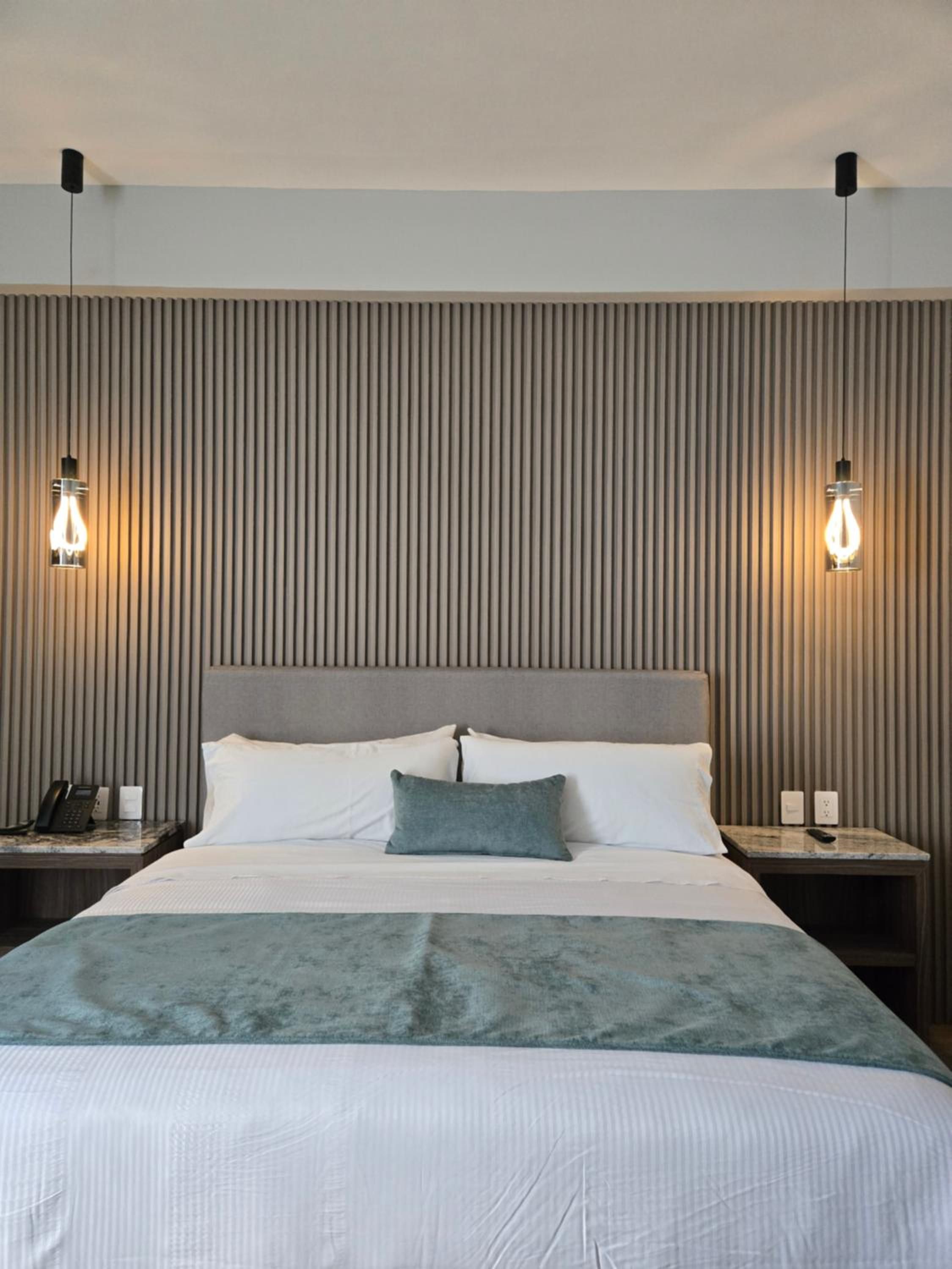 Deluxe King Room — 4