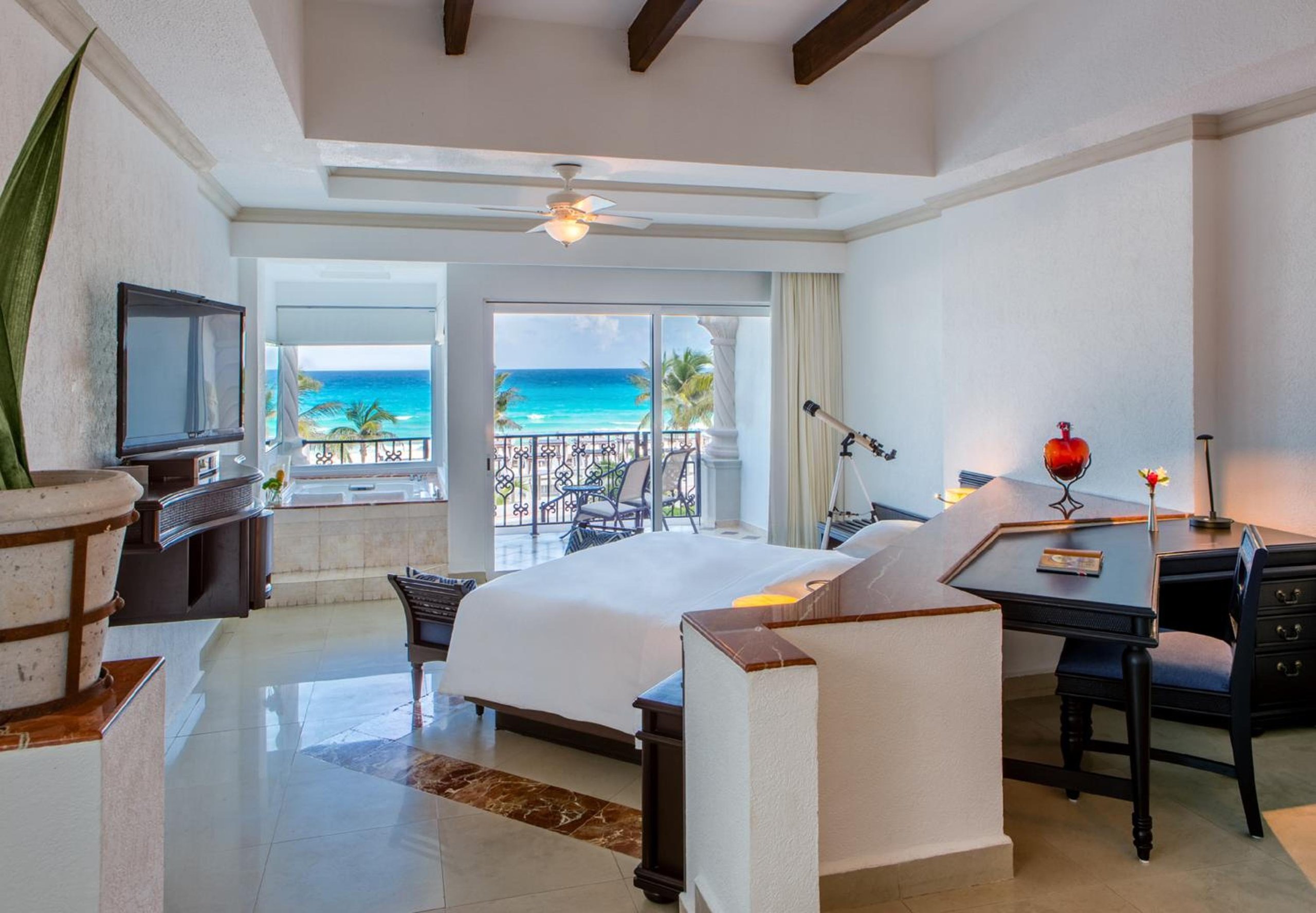 Suite Real con Vista al Mar - Acceso Directo a la Piscina
