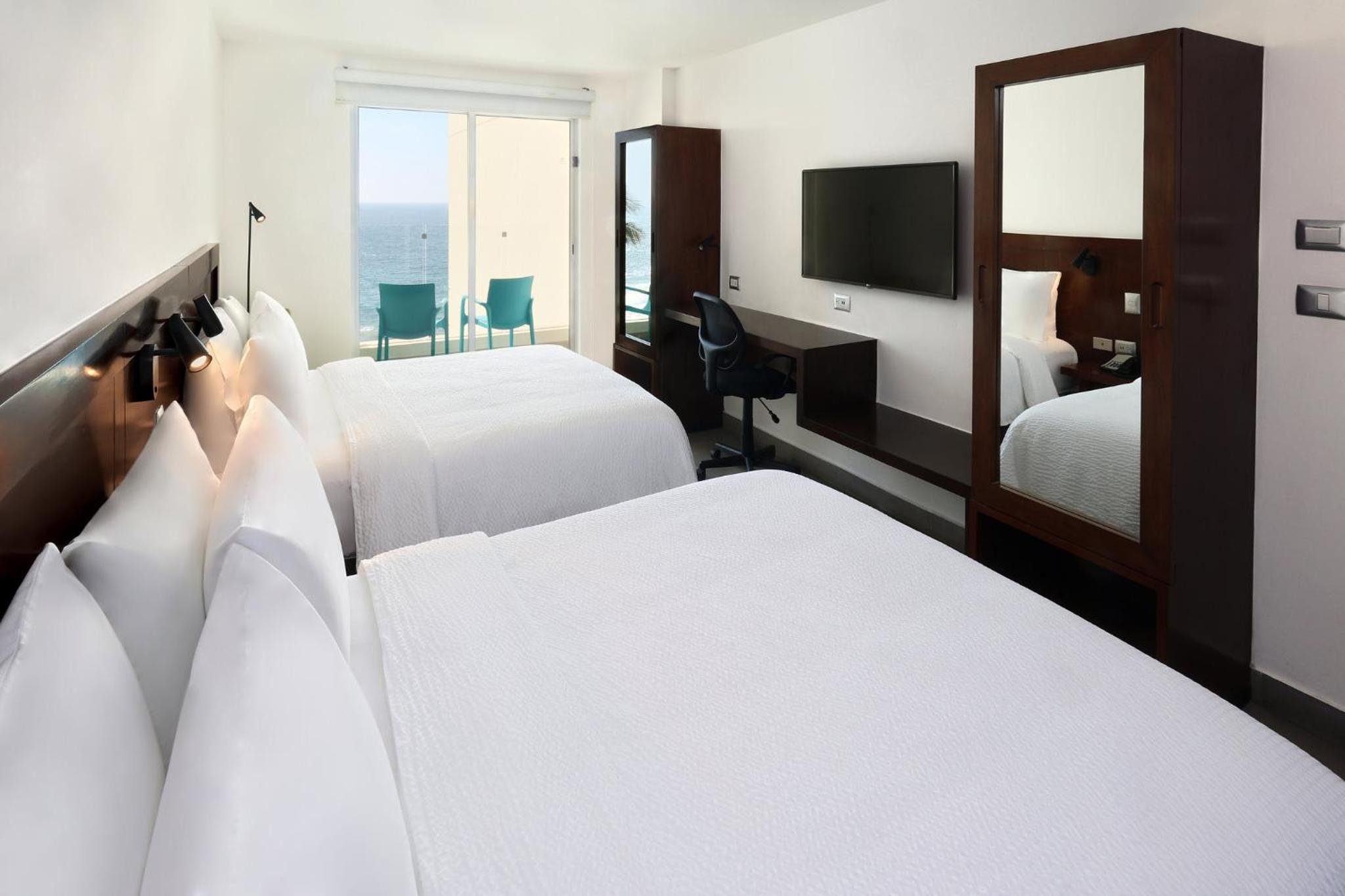 Standard Queen Room con Two camas Queen and vista al mar