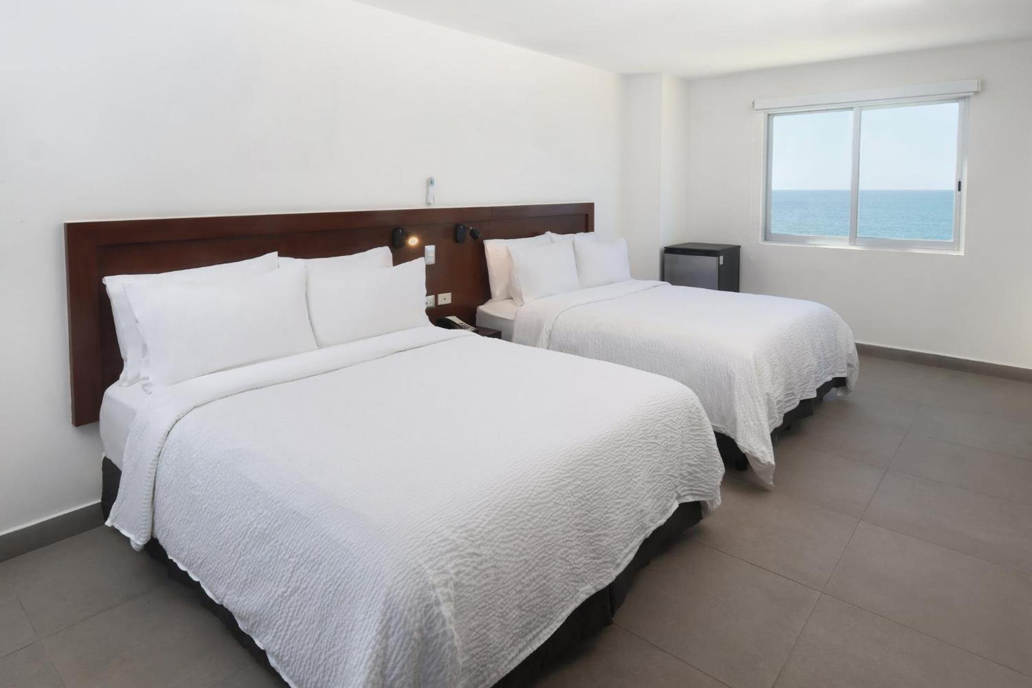 2 recámaras Suite con Four camas Queen and Ocean Front — 3