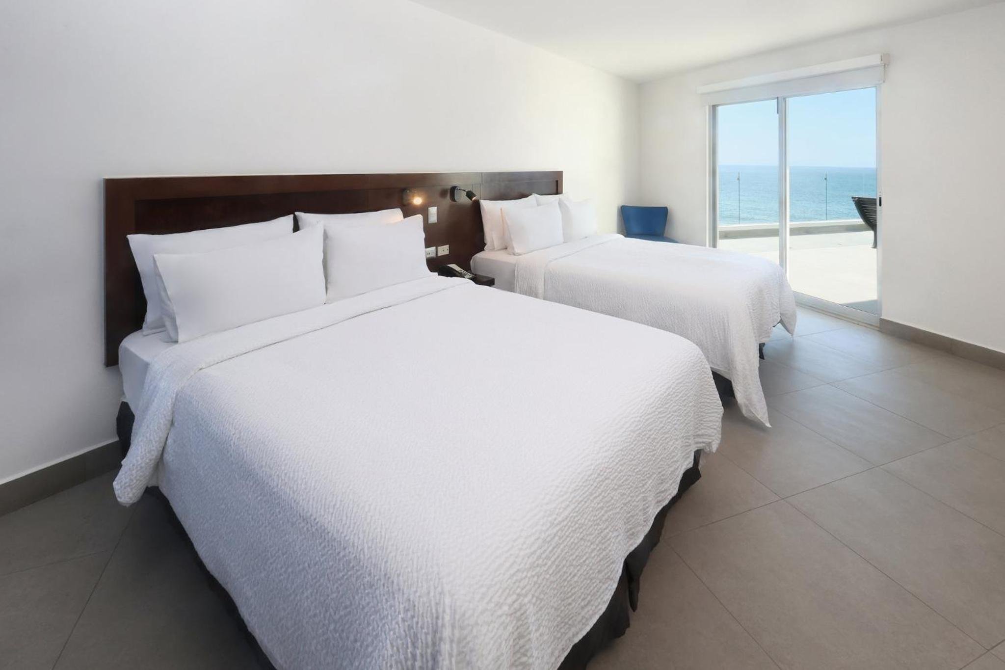 2 recámaras Suite con Four camas Queen and Ocean Front — 4