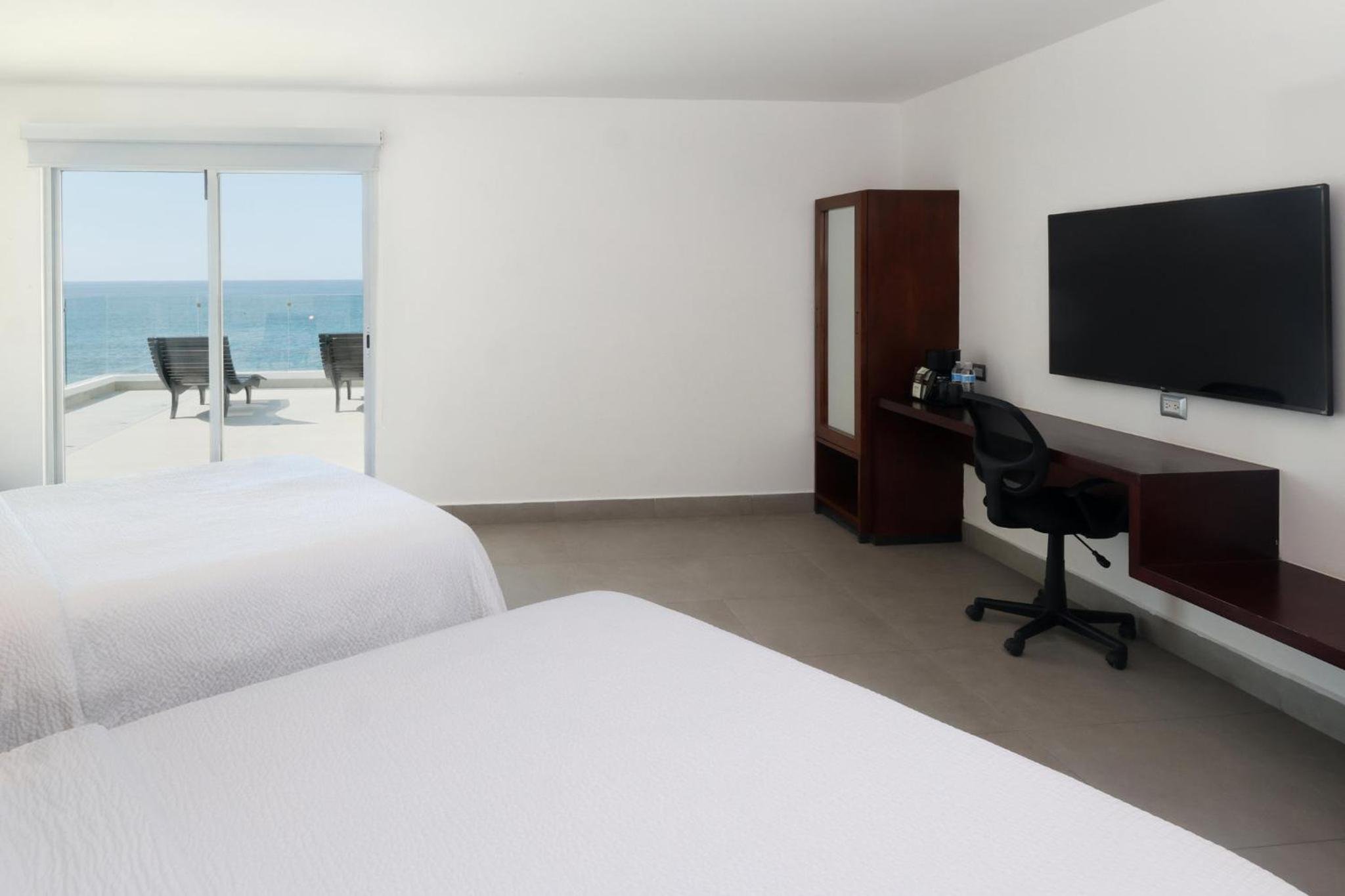 2 recámaras Suite con Four camas Queen and Ocean Front — 5