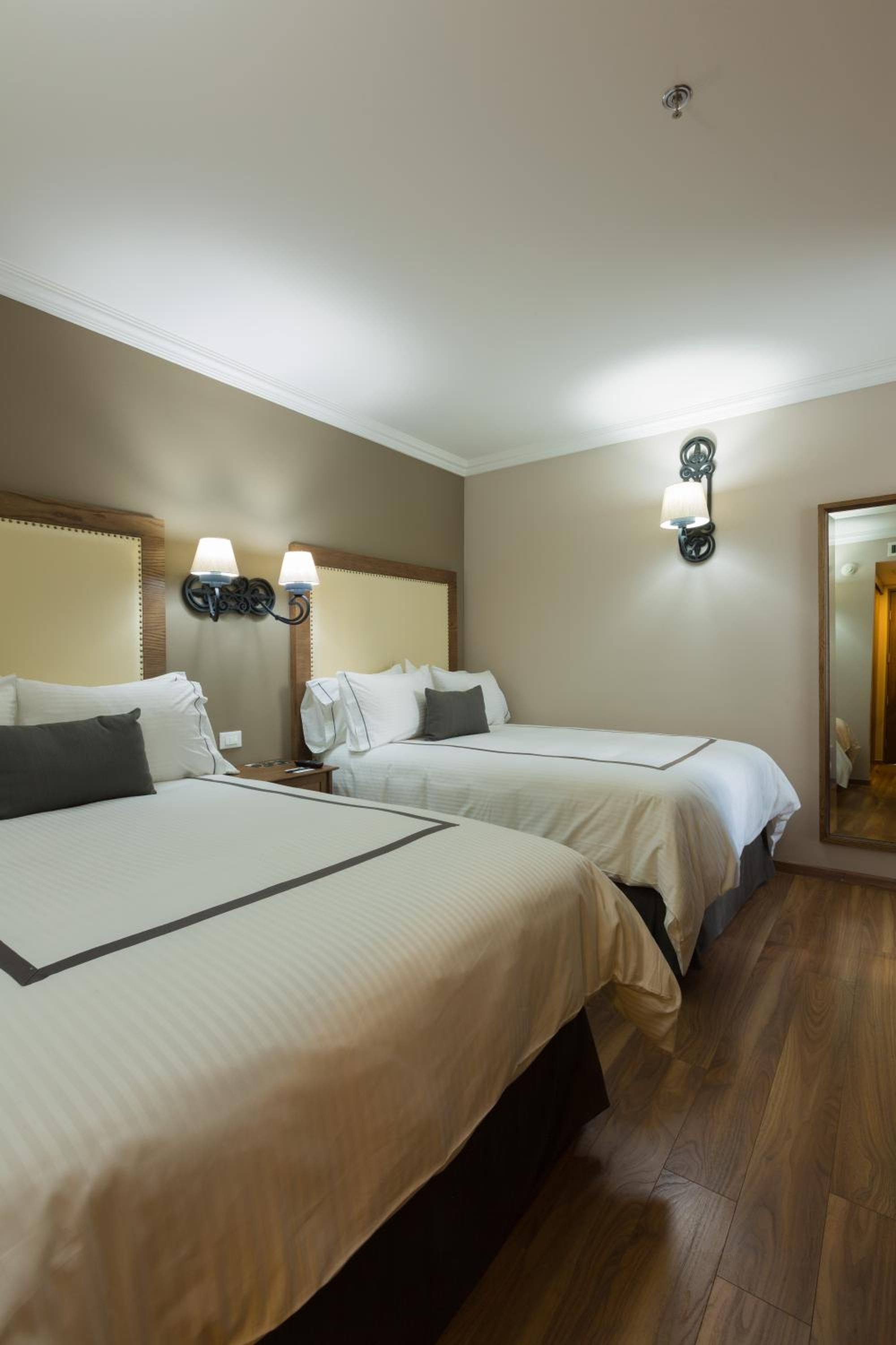Habitación Estándar Doble con Dos Camas Dobles — 4