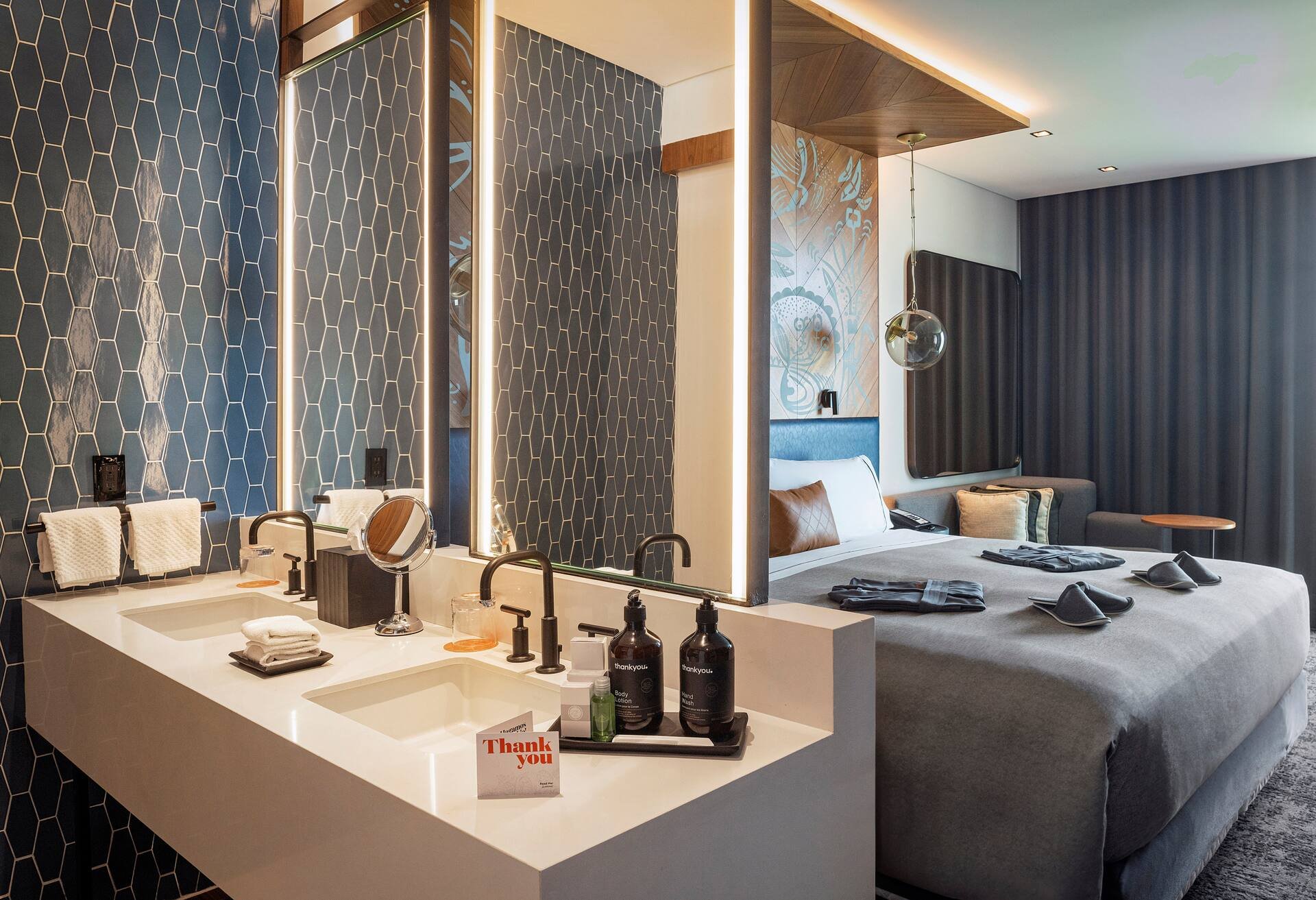Panoramic View One Bedroom King Suite — 6