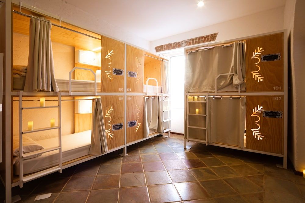 1 cama en Dormitorio Deluxe Mixto de 6 camas con baño privado — 3