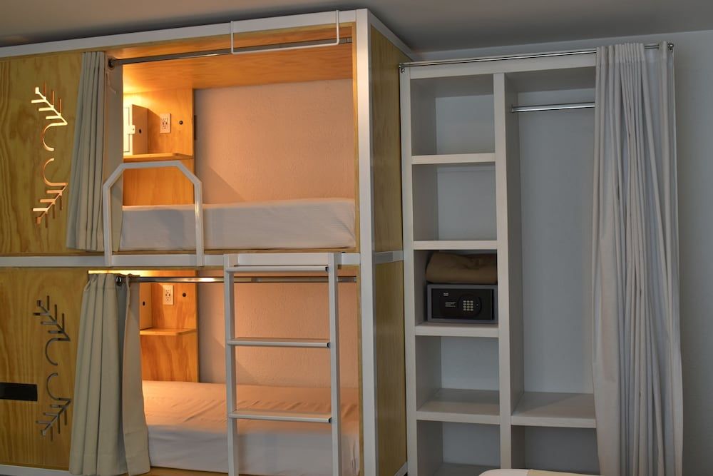 1 cama en Dormitorio Deluxe Mixto de 6 camas con baño privado — 2
