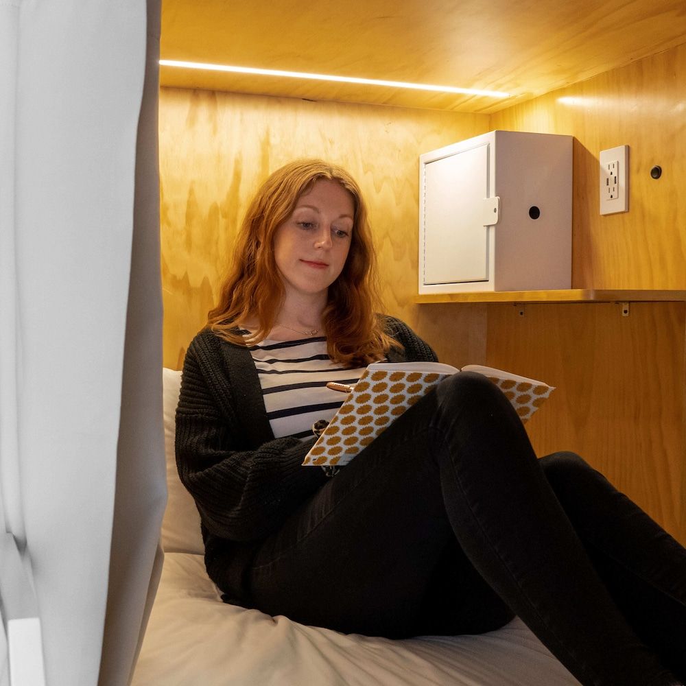 1 cama en Dormitorio Deluxe Femenino de 8 camas con baño privado — 2