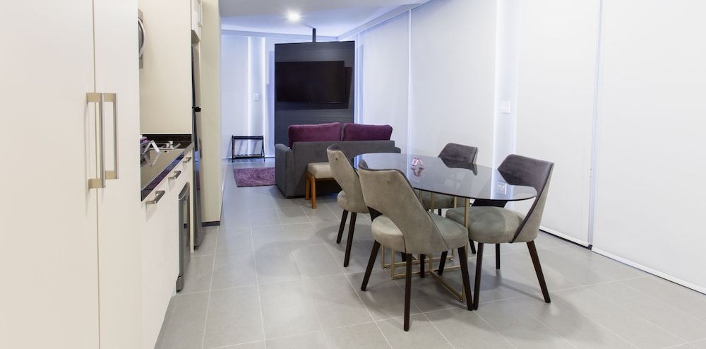 Room, 1 cama Queen, Kitchenette, vista a la ciudad — 2