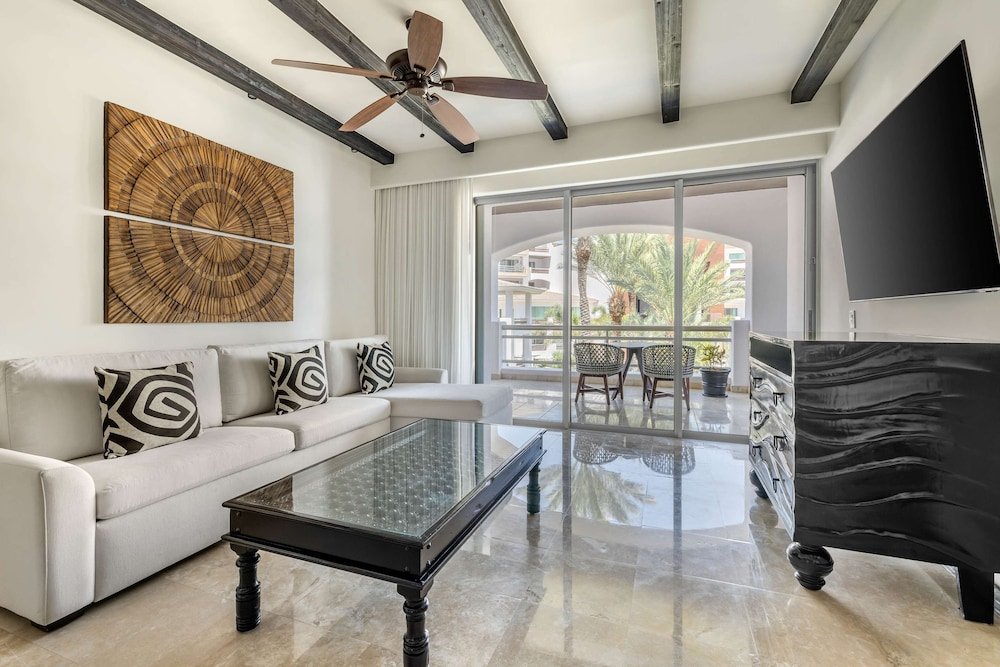 Suite Deluxe de 1 Dormitorio con 1 Cama King y Vista a la Piscina con Balcón