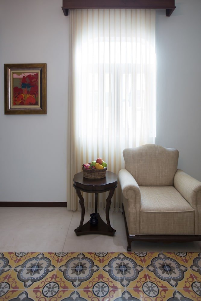 Suite Junior, 1 cama King, vista al jardín, torre — 3