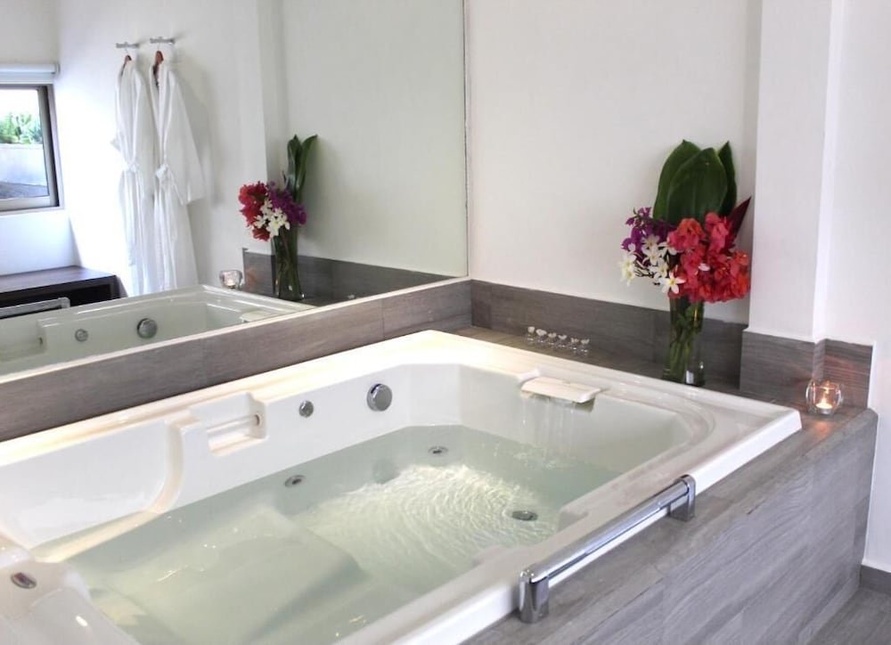 Deluxe Studio Suite, 1 cama King, Hot Tub, vista al jardín