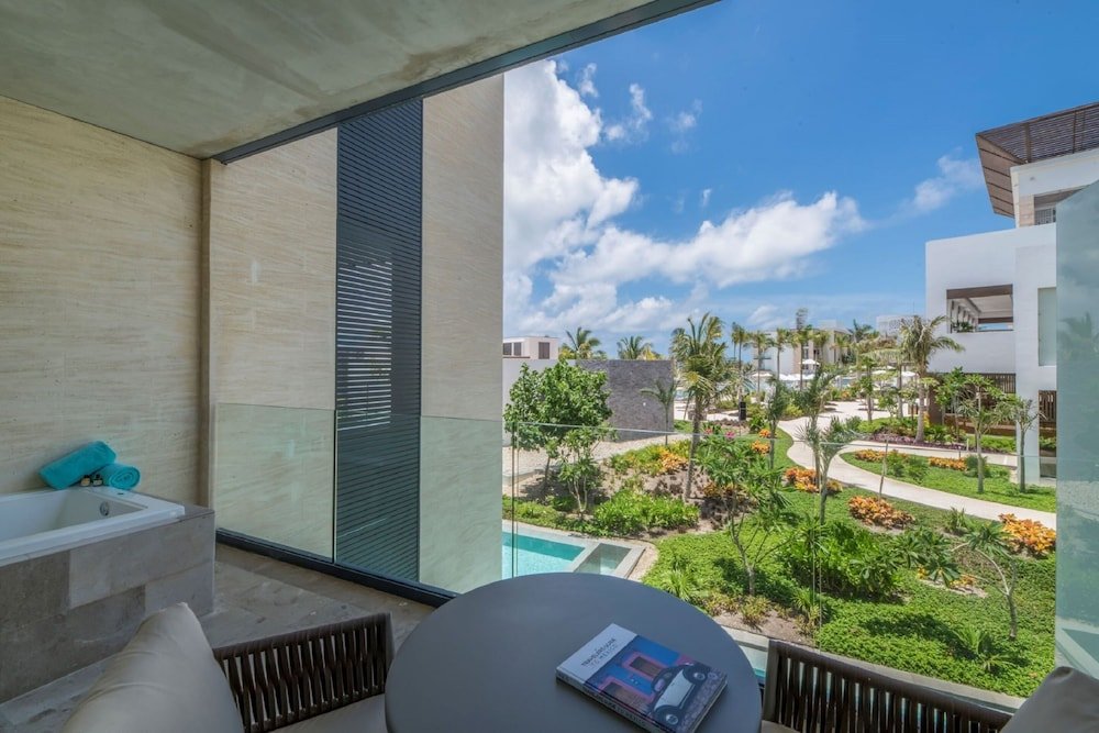 Suite Junior con Vista al Jardín — 4
