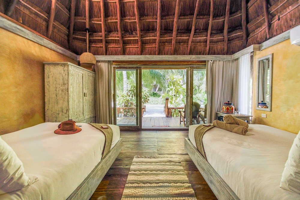 Room, 2 camas dobles, vista al jardín