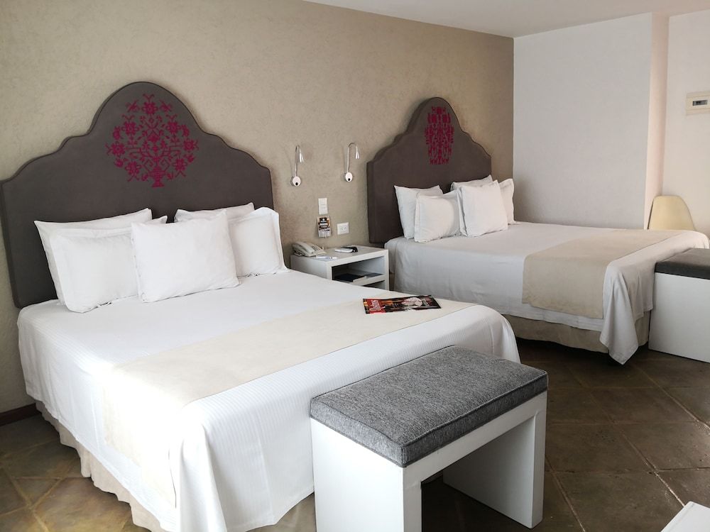 Habitación Privada Deluxe con Dos Camas Queen y Baño Privado