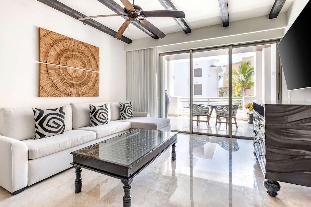 Suite de 1 Habitación 1 Rey con Vista a la Piscina Infantil y Balcón — 7