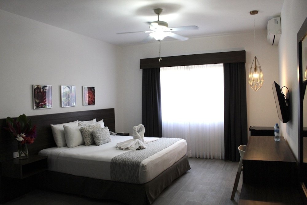 Deluxe Studio Suite, 1 cama King, Hot Tub, vista al jardín — 5