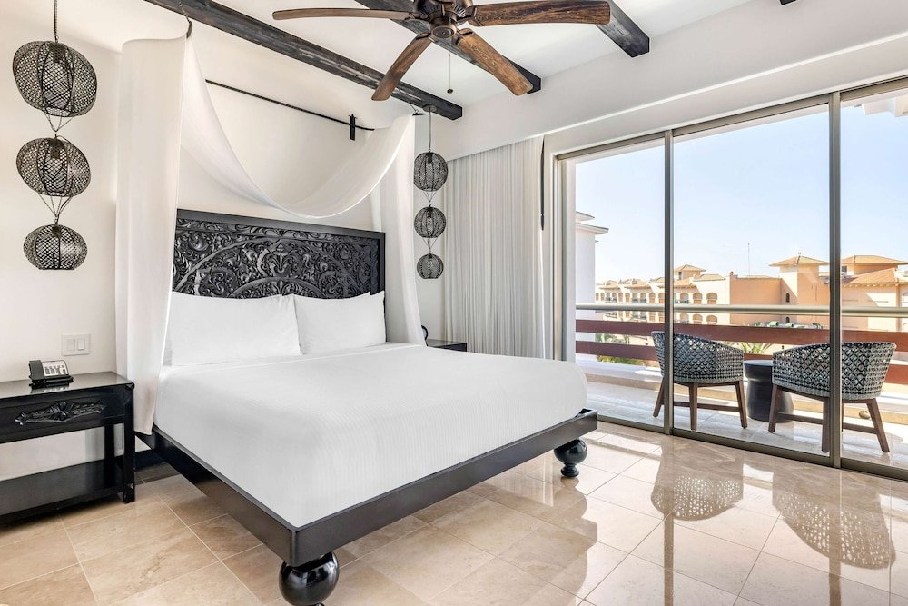 Suite de 1 dormitorio con 1 cama King y balcón